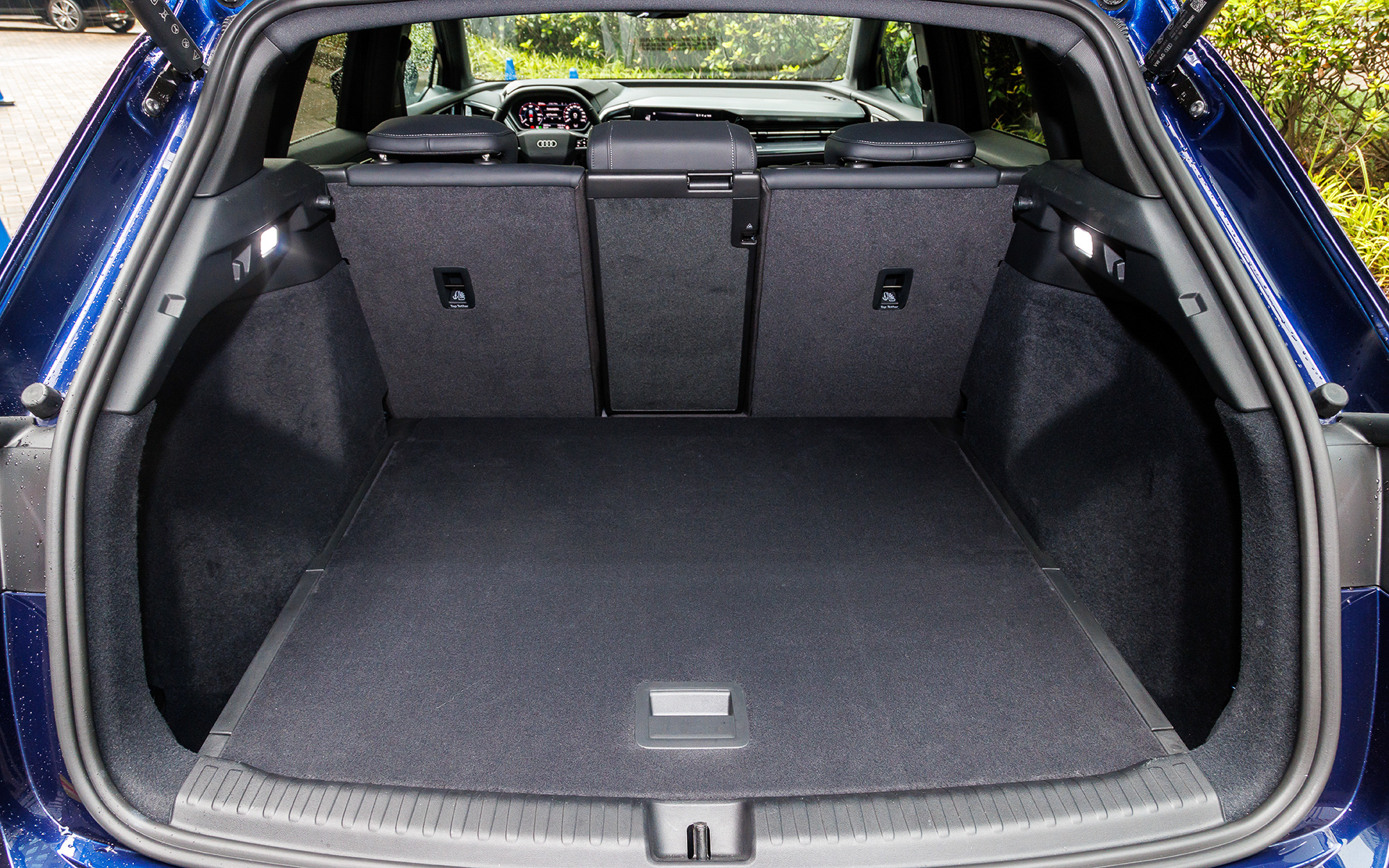 インテリアでは特徴的なセンターコンソールと専用デザインのシフターを装備し、メーターには10.25インチのアウディバーチャルコックピットを、センターには11.6インチのMMIタッチディスプレイを配置することによって、フルデジタルのコクピットを形成。アウディ初となる上下ともにフラットな形状の新世代のステアリングホイールは、物理ボタンのないシームレスなタッチ式を採用した。ラゲッジスペースの容量は520L