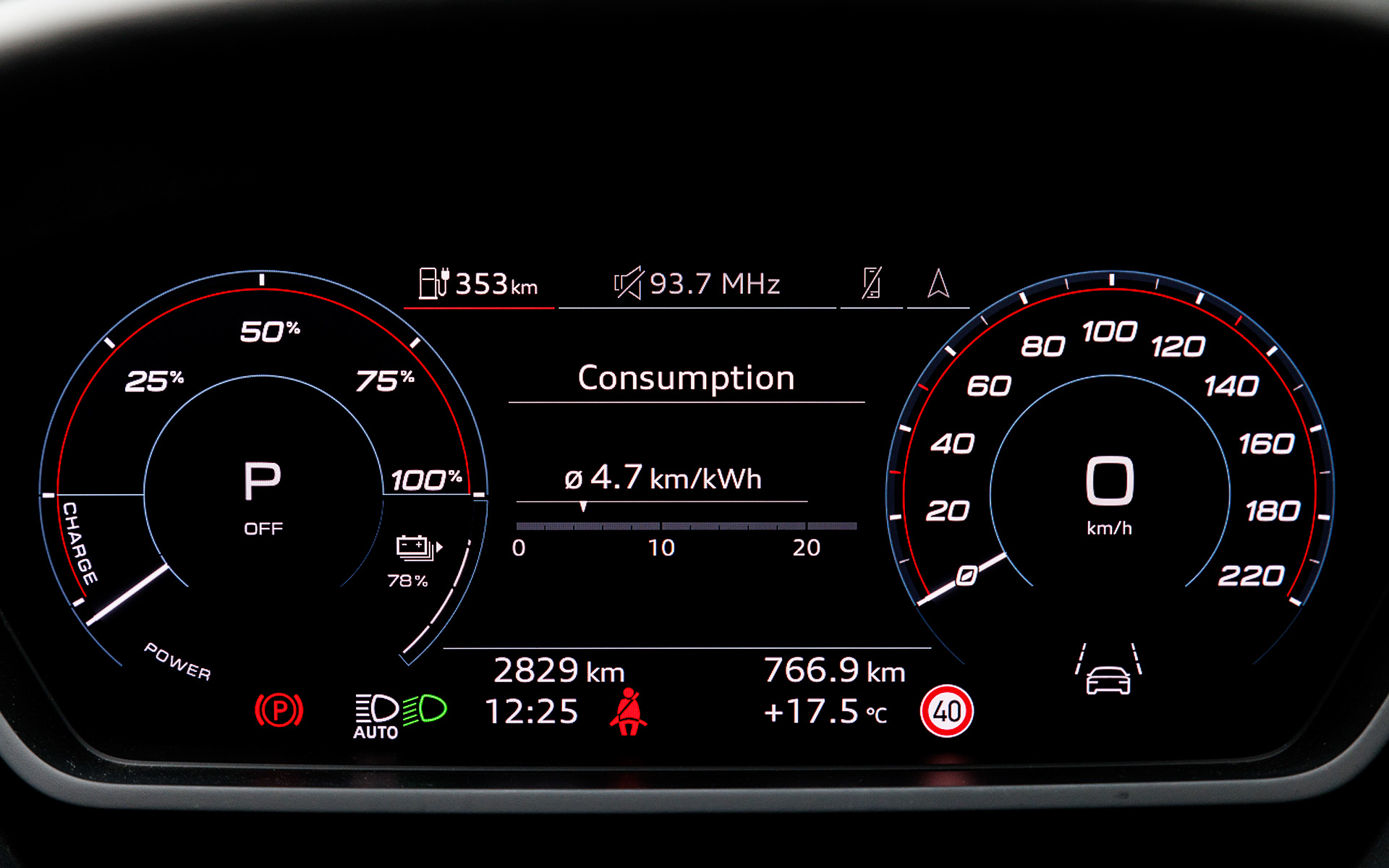インテリアでは特徴的なセンターコンソールと専用デザインのシフターを装備し、メーターには10.25インチのアウディバーチャルコックピットを、センターには11.6インチのMMIタッチディスプレイを配置することによって、フルデジタルのコクピットを形成。アウディ初となる上下ともにフラットな形状の新世代のステアリングホイールは、物理ボタンのないシームレスなタッチ式を採用した。ラゲッジスペースの容量は520L