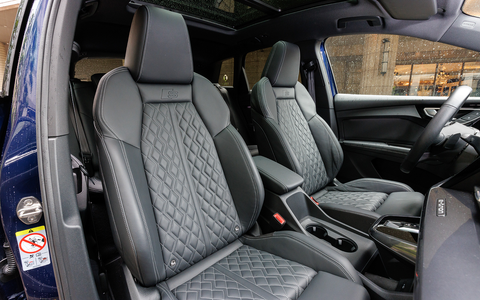 インテリアでは特徴的なセンターコンソールと専用デザインのシフターを装備し、メーターには10.25インチのアウディバーチャルコックピットを、センターには11.6インチのMMIタッチディスプレイを配置することによって、フルデジタルのコクピットを形成。アウディ初となる上下ともにフラットな形状の新世代のステアリングホイールは、物理ボタンのないシームレスなタッチ式を採用した。ラゲッジスペースの容量は520L