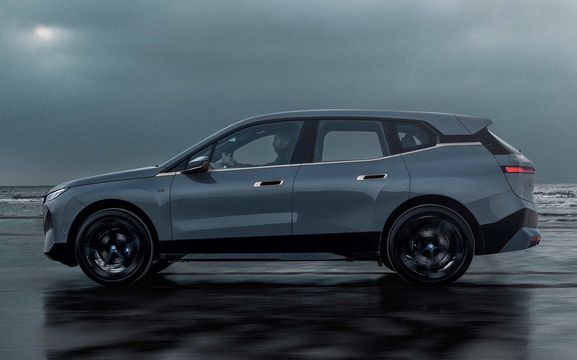 最高出力619PS（455kW）/最大トルク1015Nm（スポーツモード時は1100Nm）。リチウムイオンバッテリ容量60.6Ah。総エネルギー量111.5kWh。一充電走行距離615kmを誇る