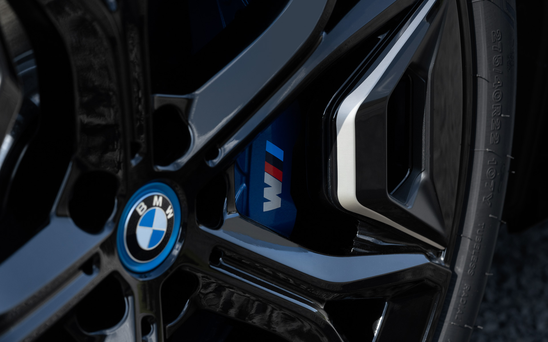 ブレーキキャリパーにはMモデルのロゴが入る