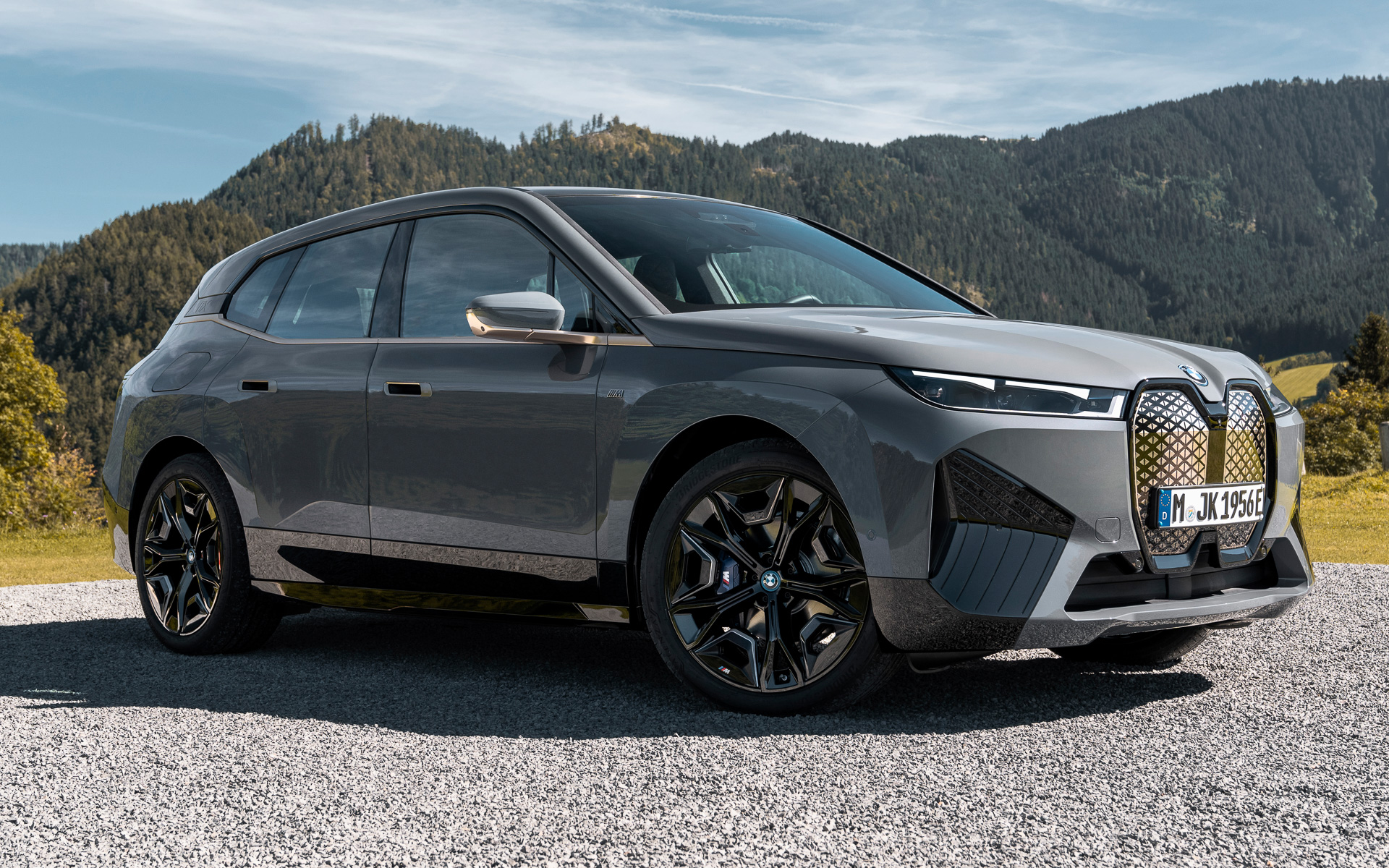 ボディサイズは4955×1965×1695mm（全長×全幅×全高）、ホイールベースは3000mm、車両重量は2600kg