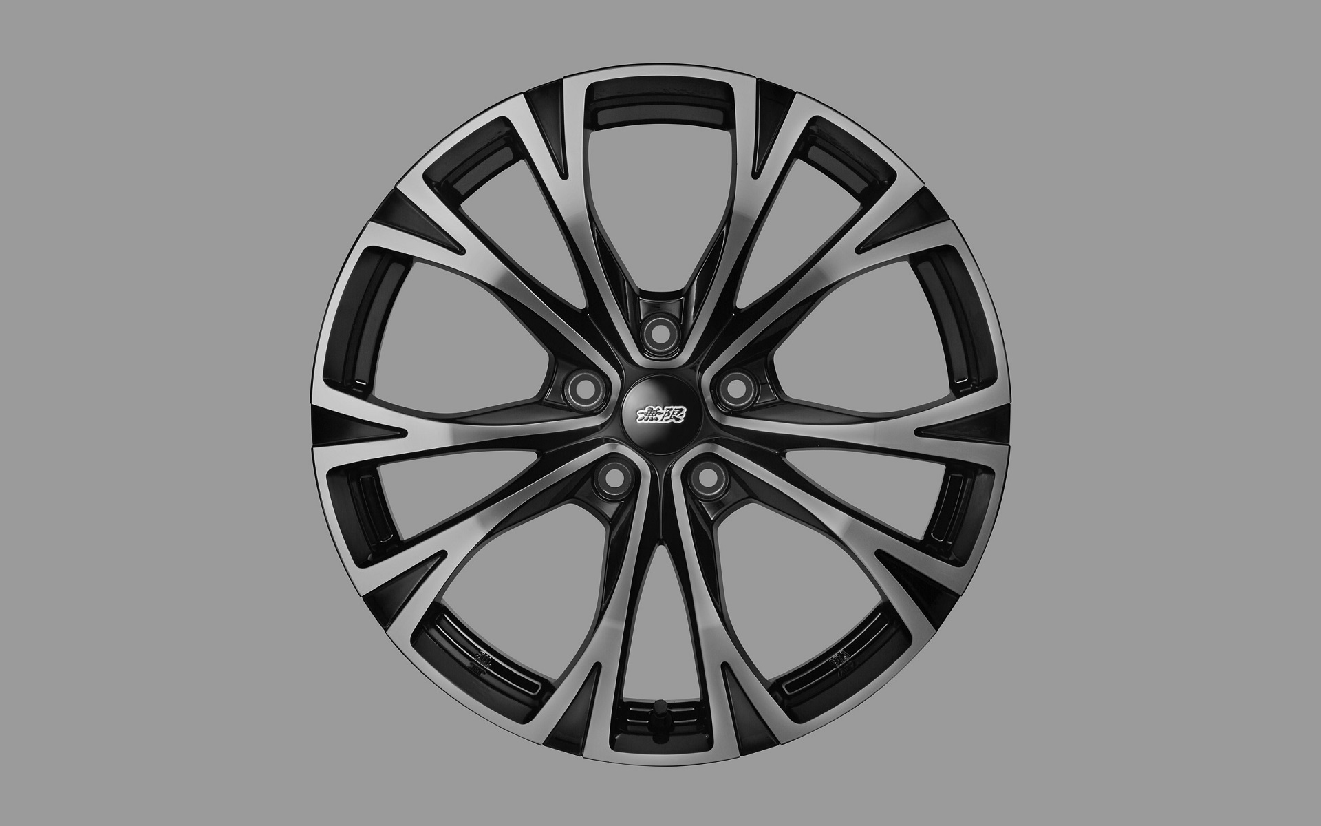 10本スポーク基調ながらリム部でツインスポークとする特徴のあるデザインのアルミホイール「MDW」。サイズは18×7.5J インセット40（5万2800円/本）