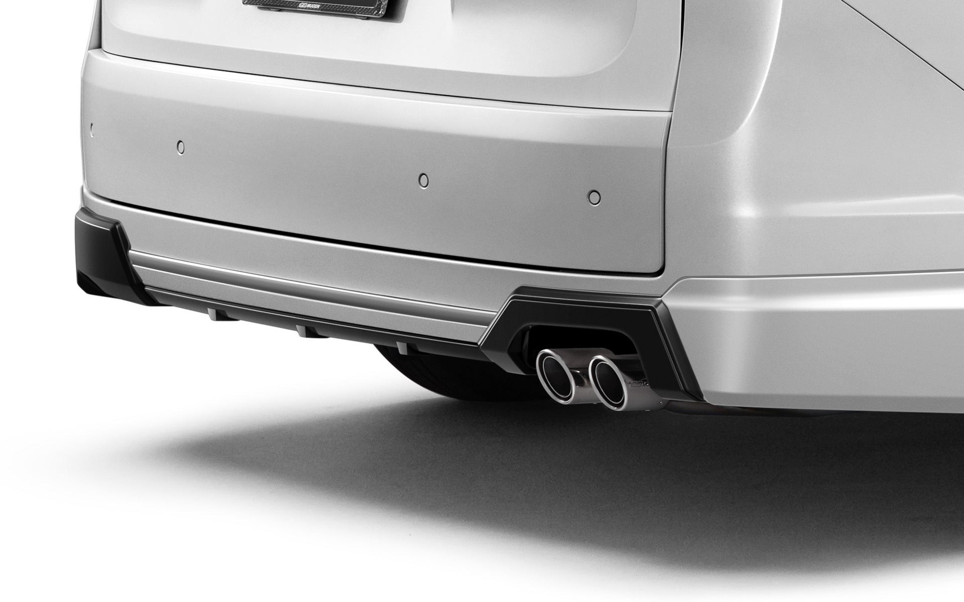 ボリュームあるスタイリングを実現し、センター部にディフューザー形状を施したリアアンダースポイラー。センター部と左右の3ピース構成。ボディカラーとツヤありブラック塗装の2トーン仕上げ（画像の無限スポーツサイレンサー同時装着用は2022年10月発売予定、標準マフラー用は2022年8月発売予定、価格はいずれもカラード仕上げ8万2500円、未塗装7万1500円）