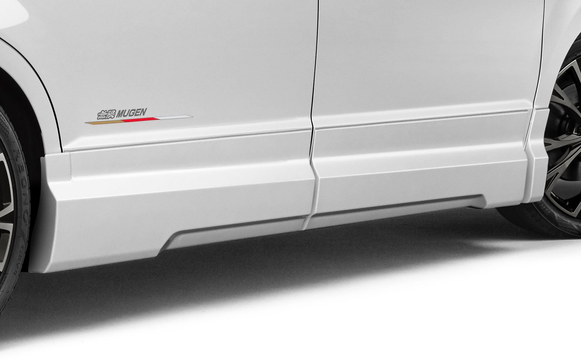フロントからリアへ伸びやかなデザインを施し、ワイド＆ローな印象を発揮するパネルタイプのサイドガーニッシュ。（カラード仕上げ12万2000円、未塗装12万1000円/2022年8月発売予定）