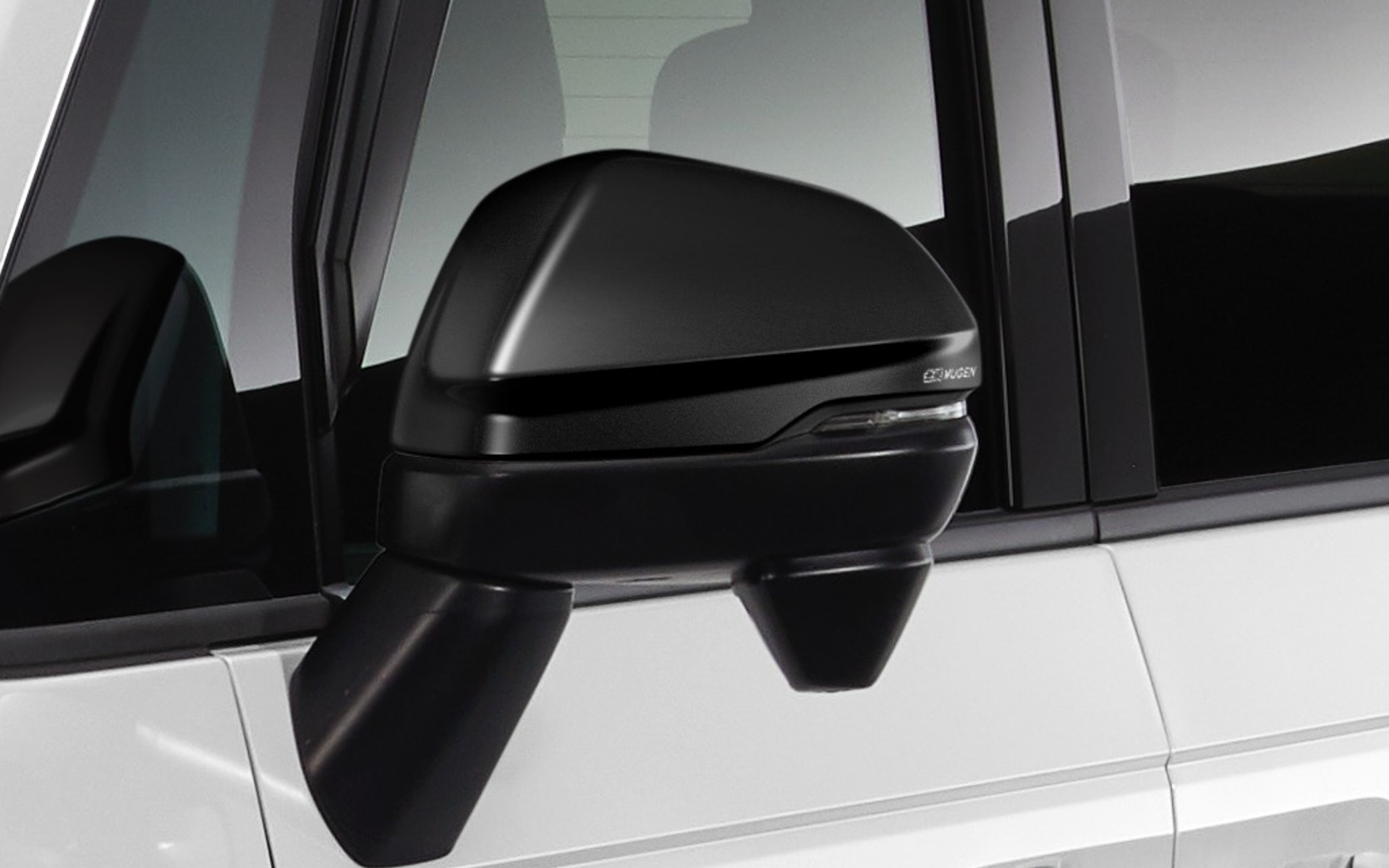 印象的な張り出した造形とブラックアウト化で力強く引き締まった印象を発揮する「ドアミラーカバー」は無限ロゴが配される（ブラック塗装仕上げ3万9600円、未塗装2万8600円/2022年8月発売予定）