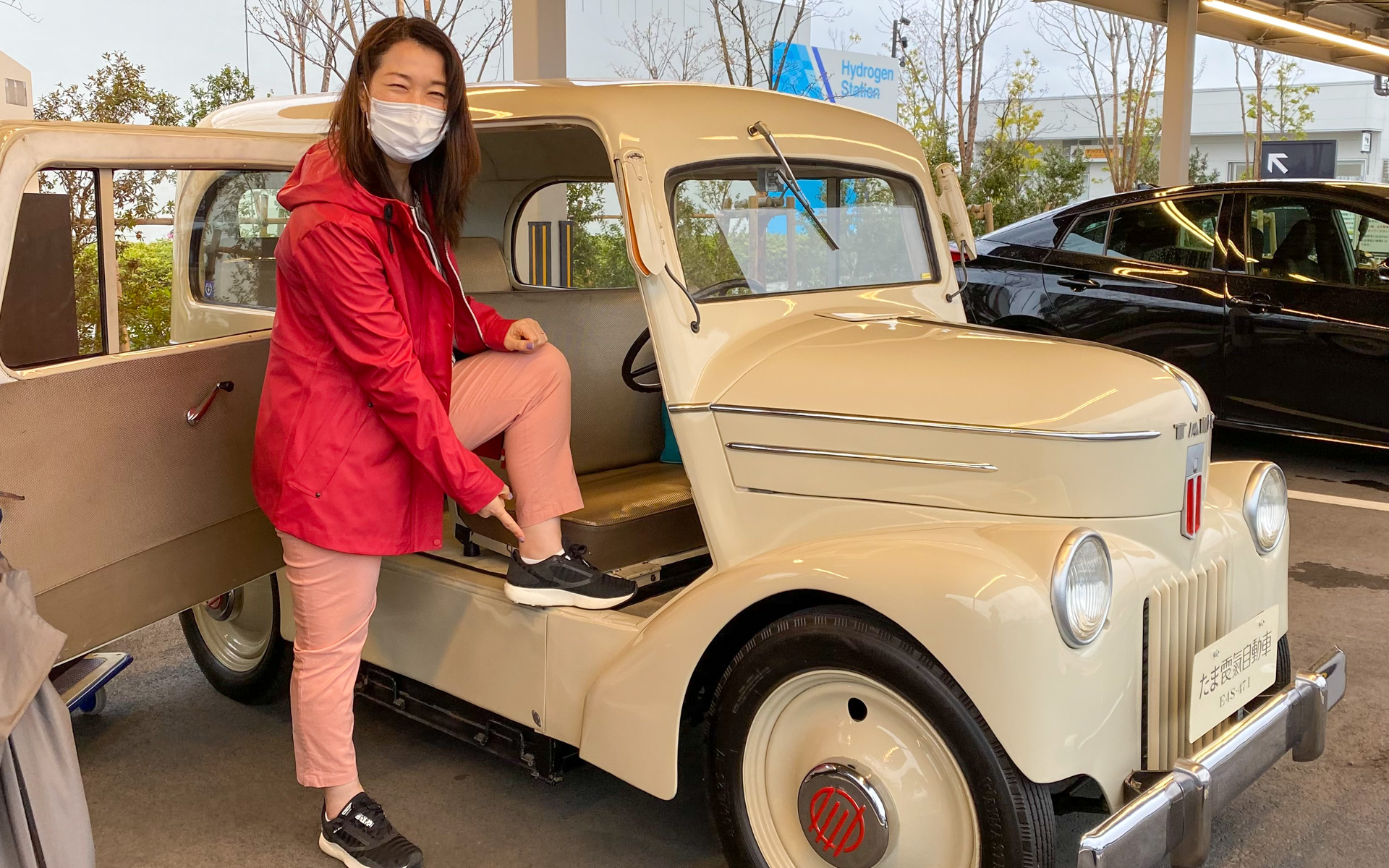 1947年5月に発売された「たま」電気自動車。今見るとほっこりするデザインで、猫のような名前が似合っているのですが、名前は工場があった多摩地区に由来しているそう。ホイールキャップに入ったロゴマークがとってもステキです。床下に鉛バッテリが20個積んであるため、地上からフロアまでがこの高さ。どこかにつかまらないと、乗り込めないほどでした。ドアは2枚で、後席へは前席の背もたれを倒してアクセスするようになっています