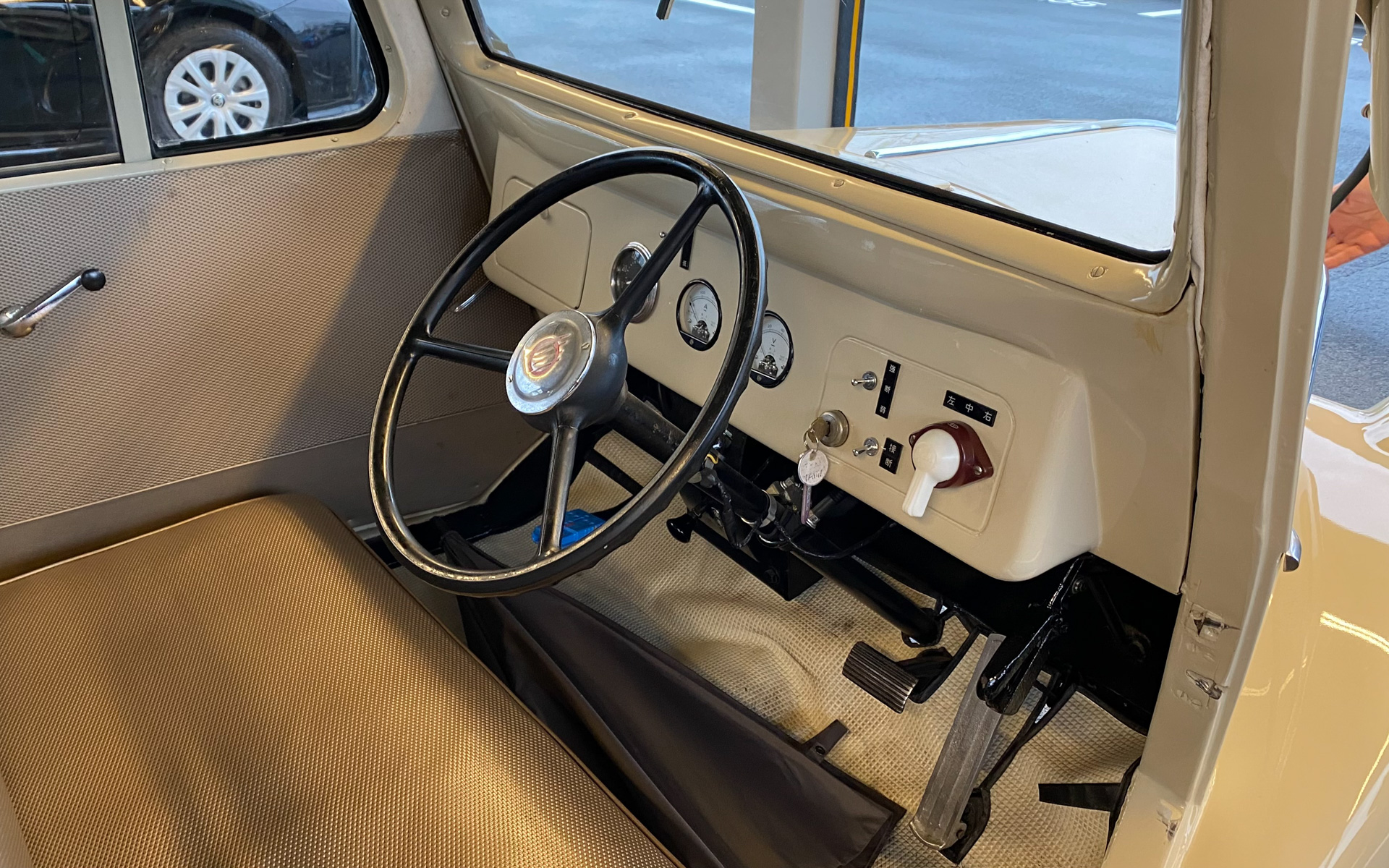 インパネはとってもシンプル。ハンドルにウインカーレバーもワイパーもなく、右側についているスイッチで操作するそうです