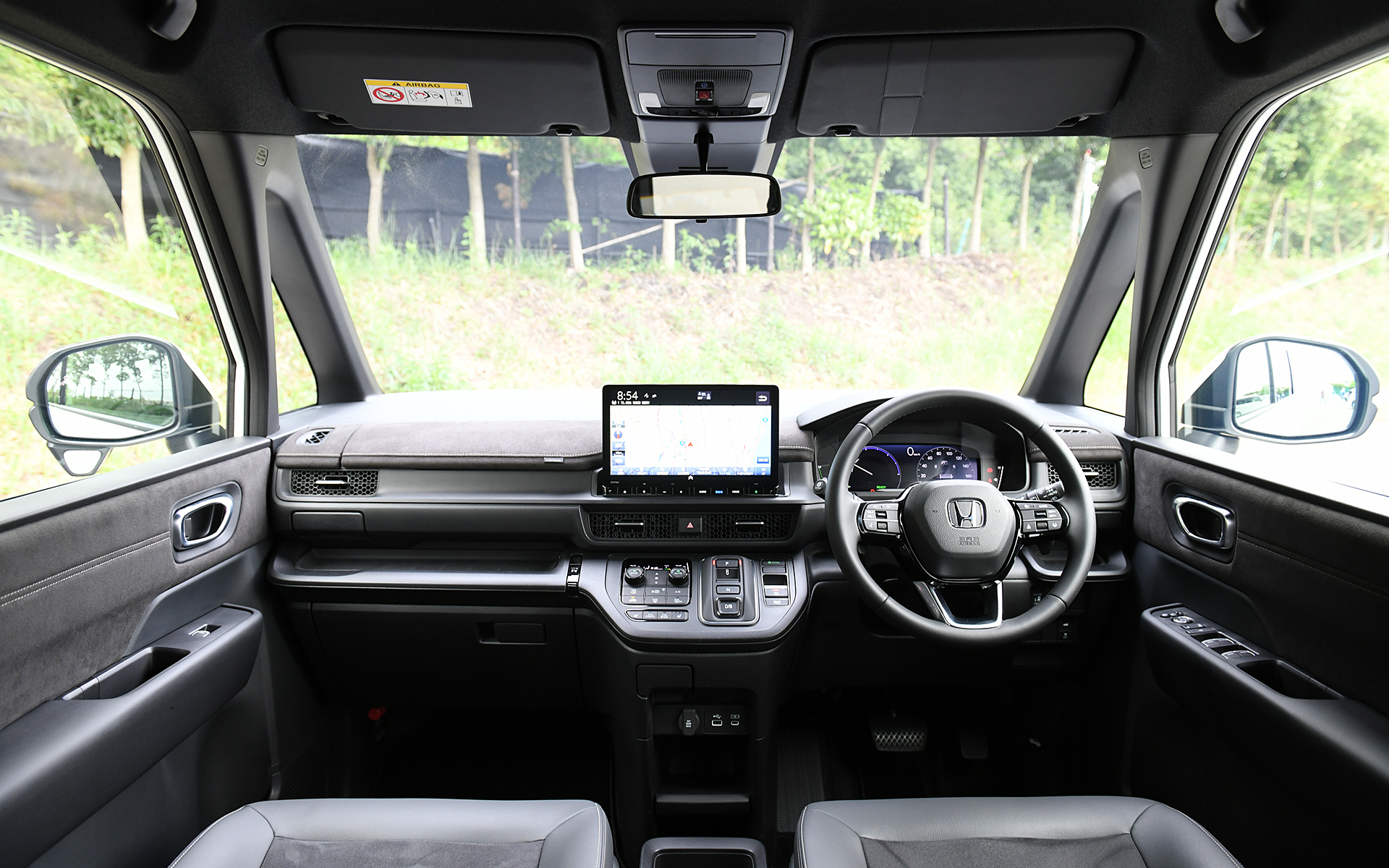 視界のスッキリした水平基調のインテリア