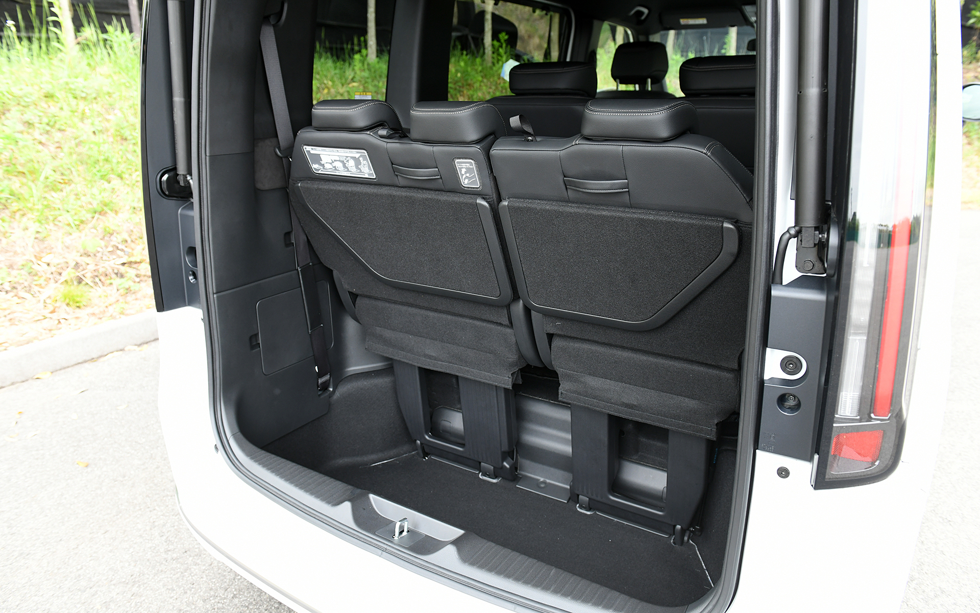 3列目シートは床下収納式なので、左右跳ね上げ式と比べて収納時のラゲッジスペースは広い。シート使用時は床下が深いので背丈の高い荷物も収納できる