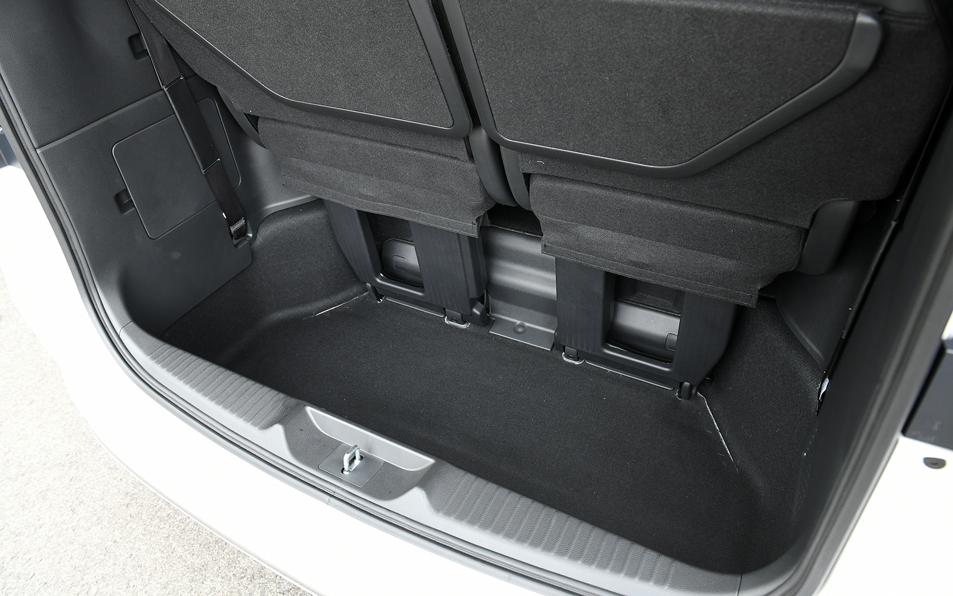 3列目シートは床下収納式なので、左右跳ね上げ式と比べて収納時のラゲッジスペースは広い。シート使用時は床下が深いので背丈の高い荷物も収納できる