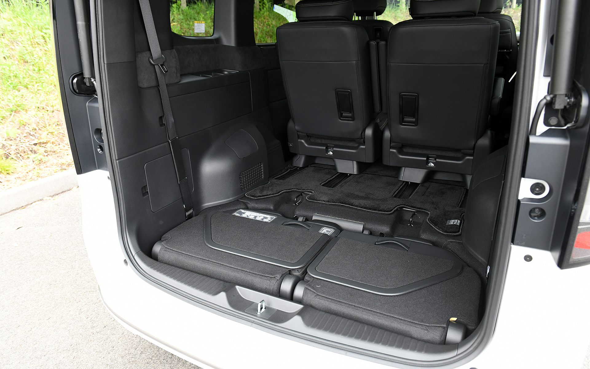 3列目シートは床下収納式なので、左右跳ね上げ式と比べて収納時のラゲッジスペースは広い。シート使用時は床下が深いので背丈の高い荷物も収納できる