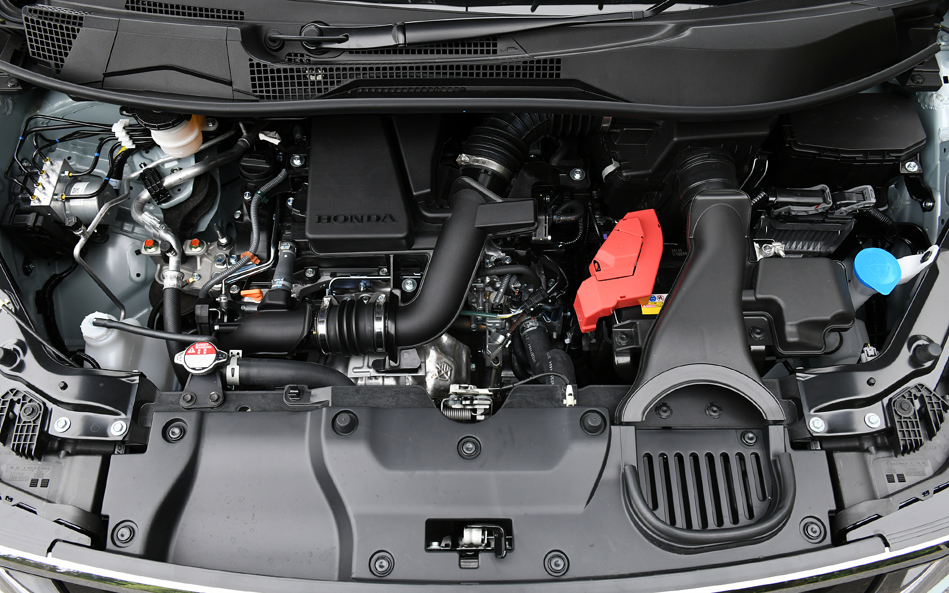 ガソリン車は直列4気筒1.5リッターVTEC TURBOエンジンを搭載。燃費はWLTCモードで13.9km/h（エアー/FF車）