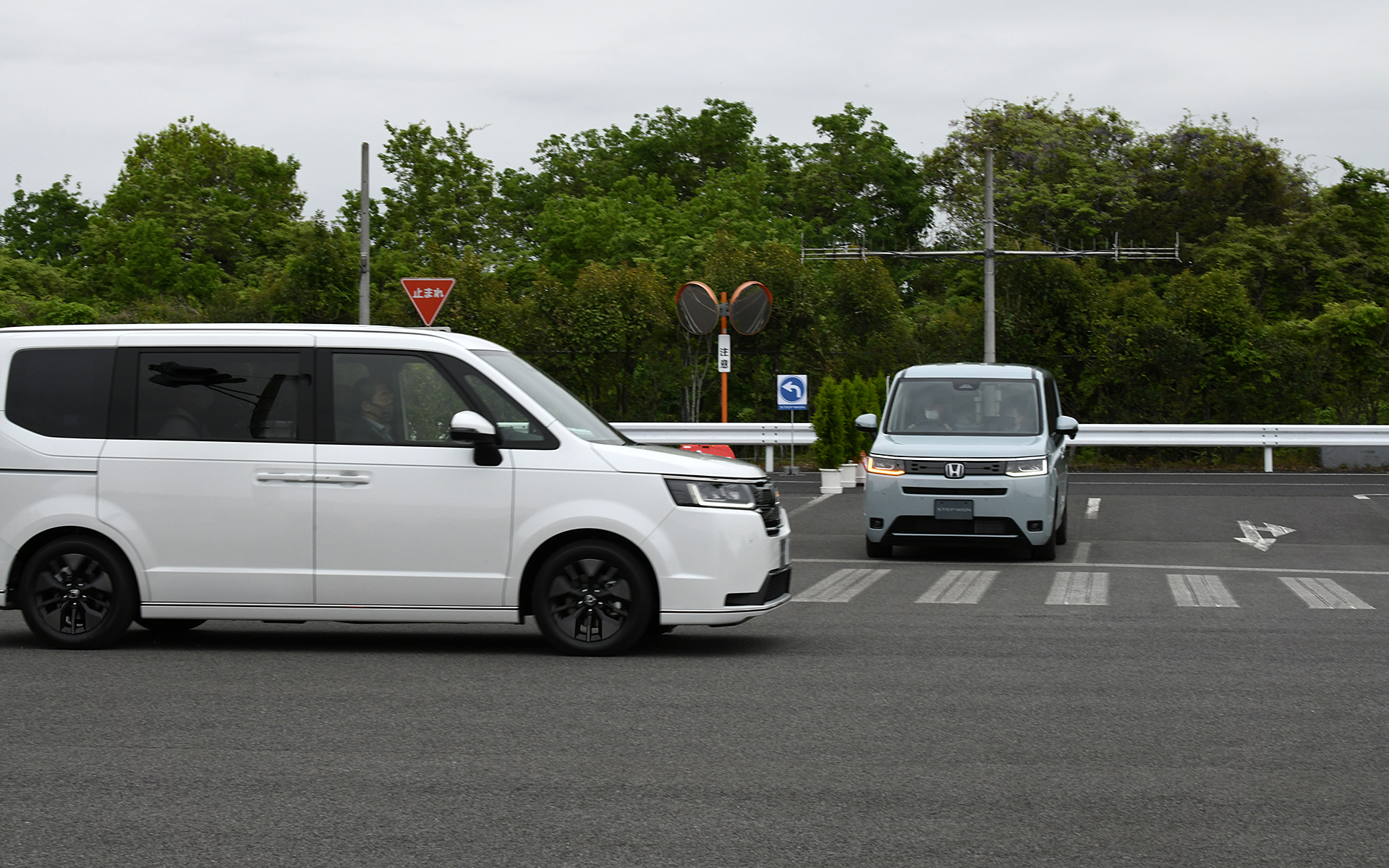 フロントワイドビューカメラは見通しのわるい交差点などでとても重宝する