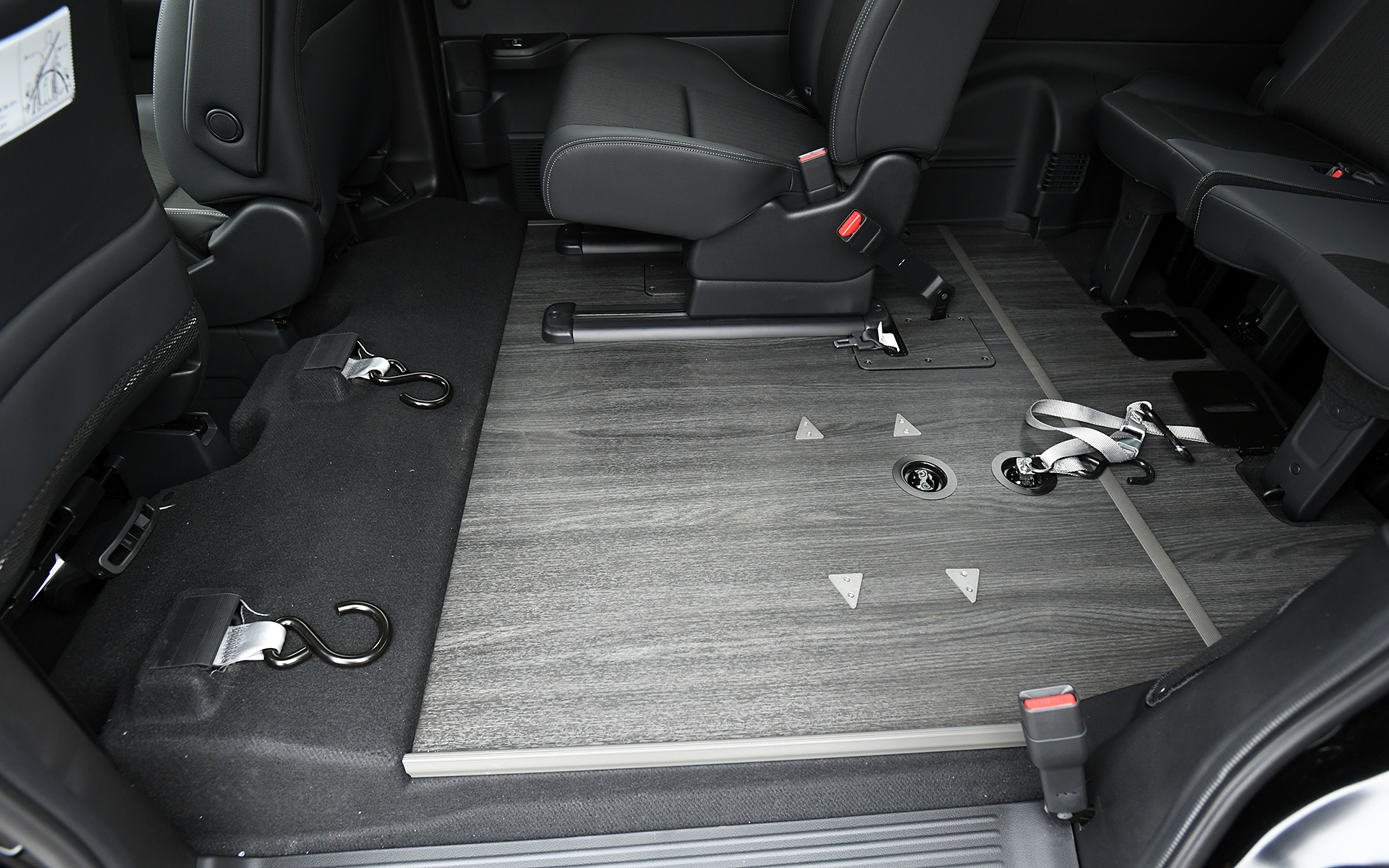 これまでは車いすの背もたれを寝かすと、足が助手席の背面に接触してしまうこともあったというが、新型では新たに固定ポイントを後方に設けることで回避している。これもユーザーの声を聞いて分かったことだという