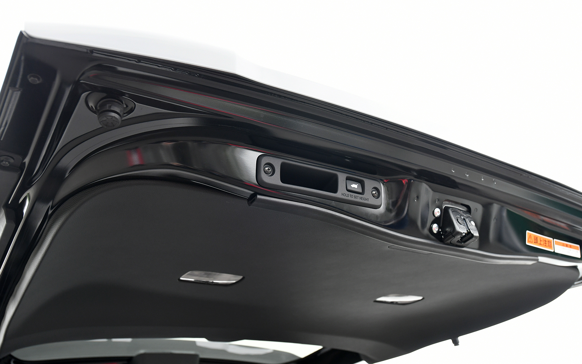 リアゲートの取っ手も通常は右側にあるが、車いす仕様車は同じ導線で作業ができるように配慮して左側に配置されている