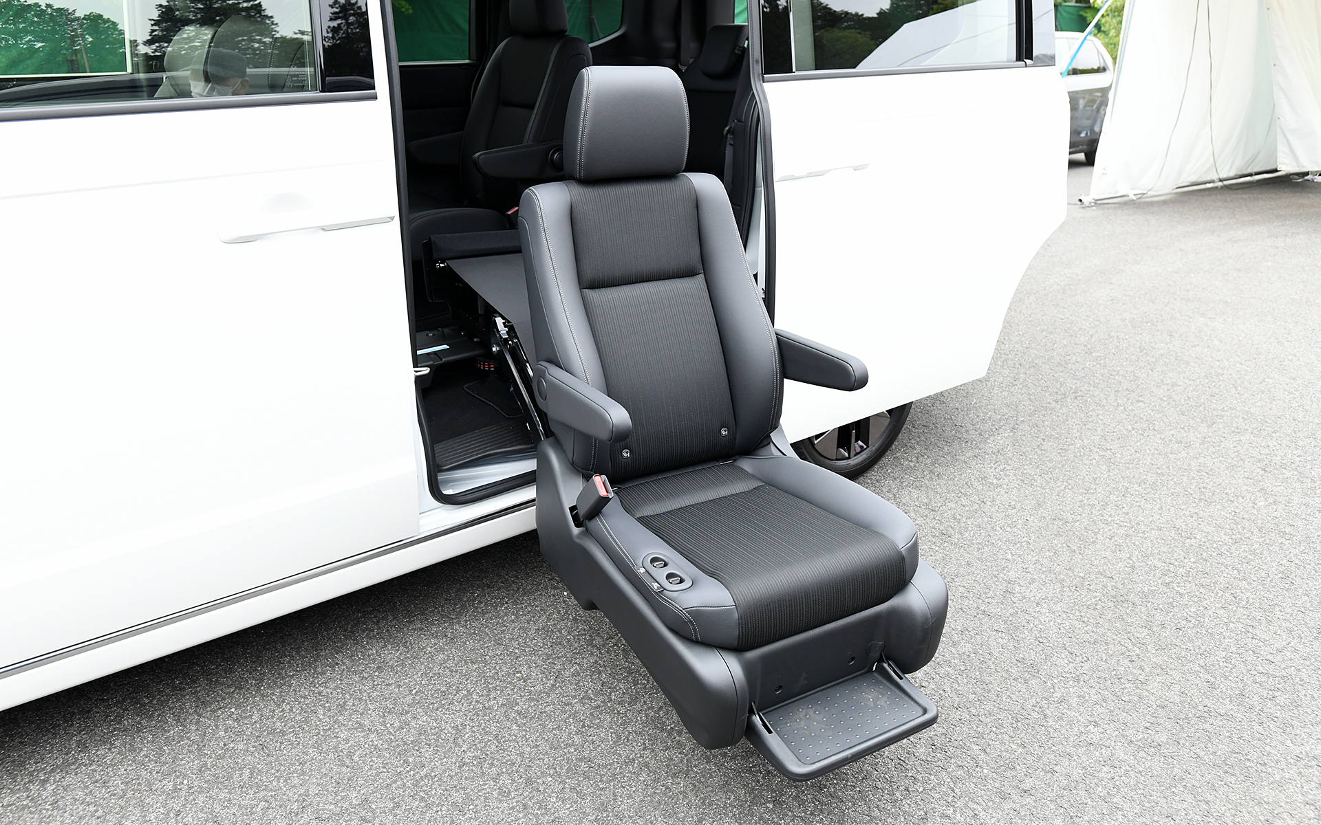 サイドリフトアップシートは絶妙な動きで、搭乗者の足がボディにぶつかることなく収納される。約100Kgまで対応しているという