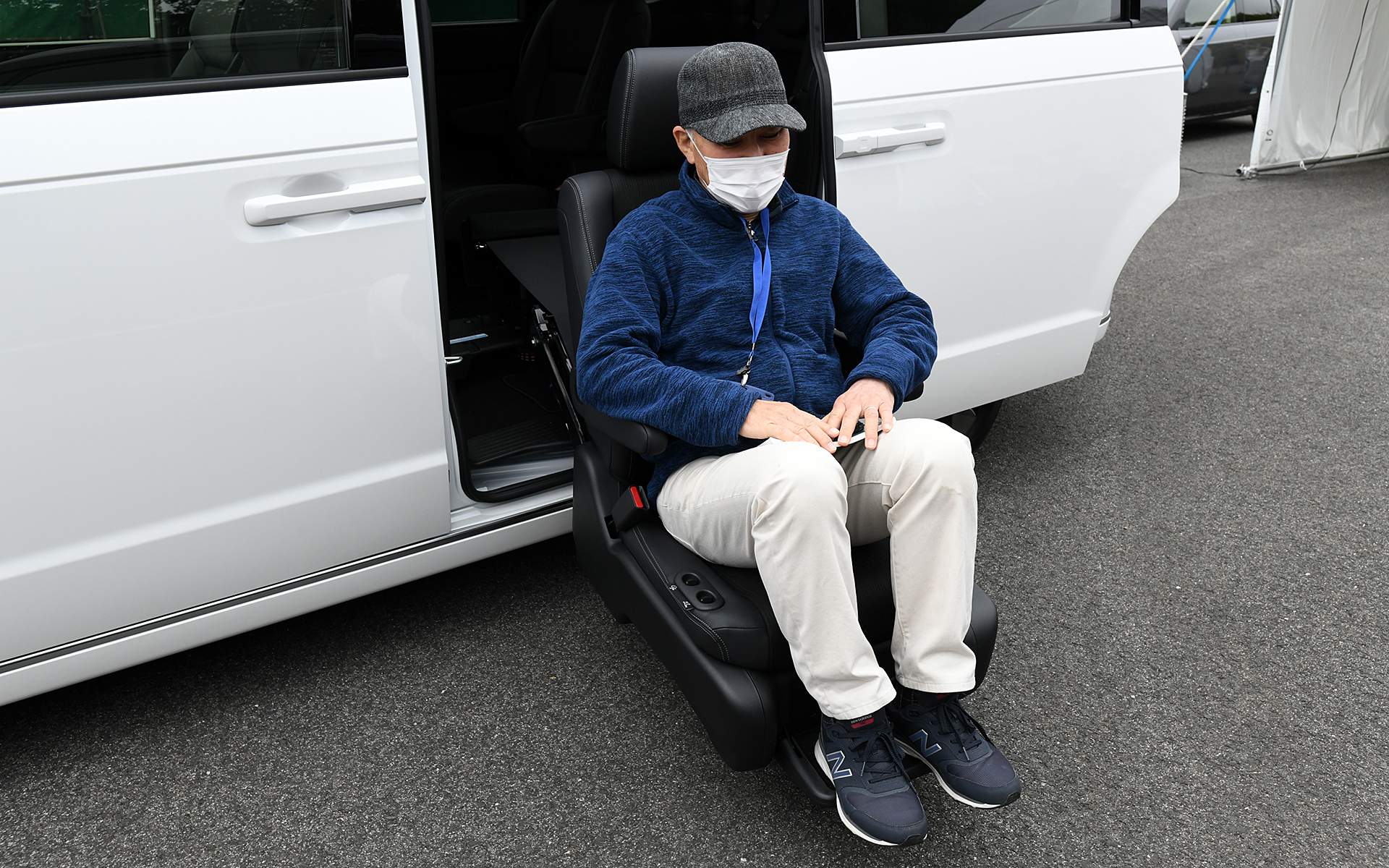 サイドリフトアップシートは絶妙な動きで、搭乗者の足がボディにぶつかることなく収納される。約100Kgまで対応しているという