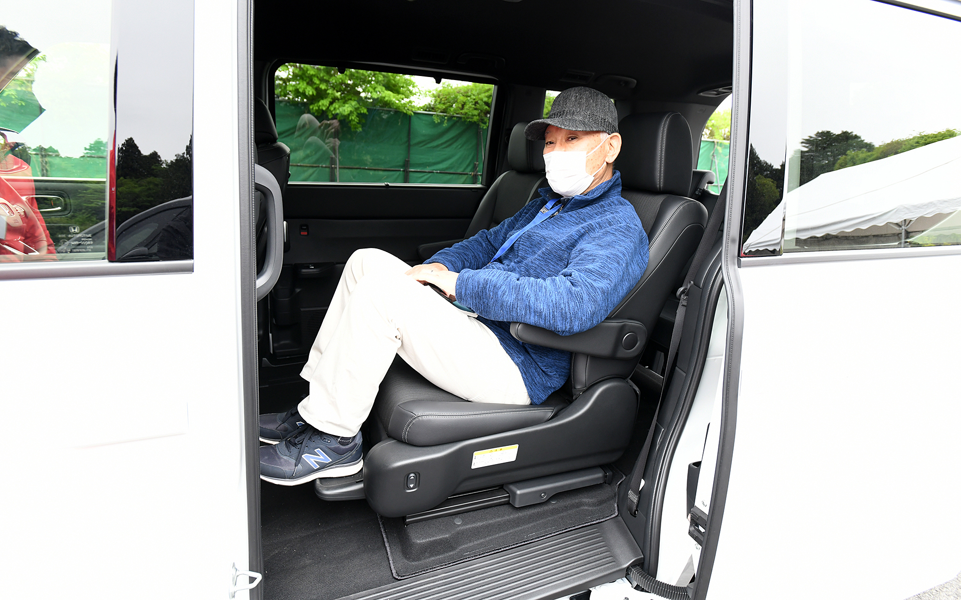 サイドリフトアップシートは絶妙な動きで、搭乗者の足がボディにぶつかることなく収納される。約100Kgまで対応しているという