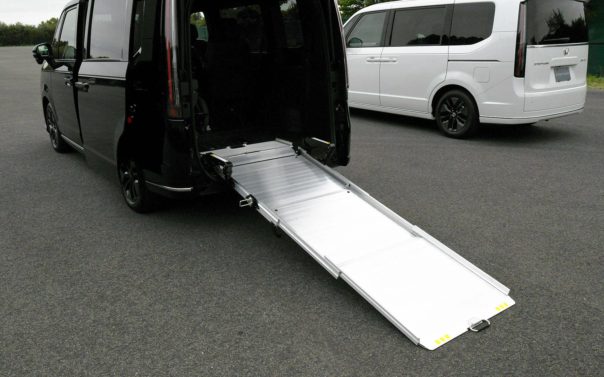 スロープも重量を軽くしたり使い勝手を向上させ進化させている。角度が急になればサポートする人も大変になるし、角度が緩やかだと乗降時はクルマの後ろにスペースが必要になり場所を選ぶことになりドライバーは大変になる