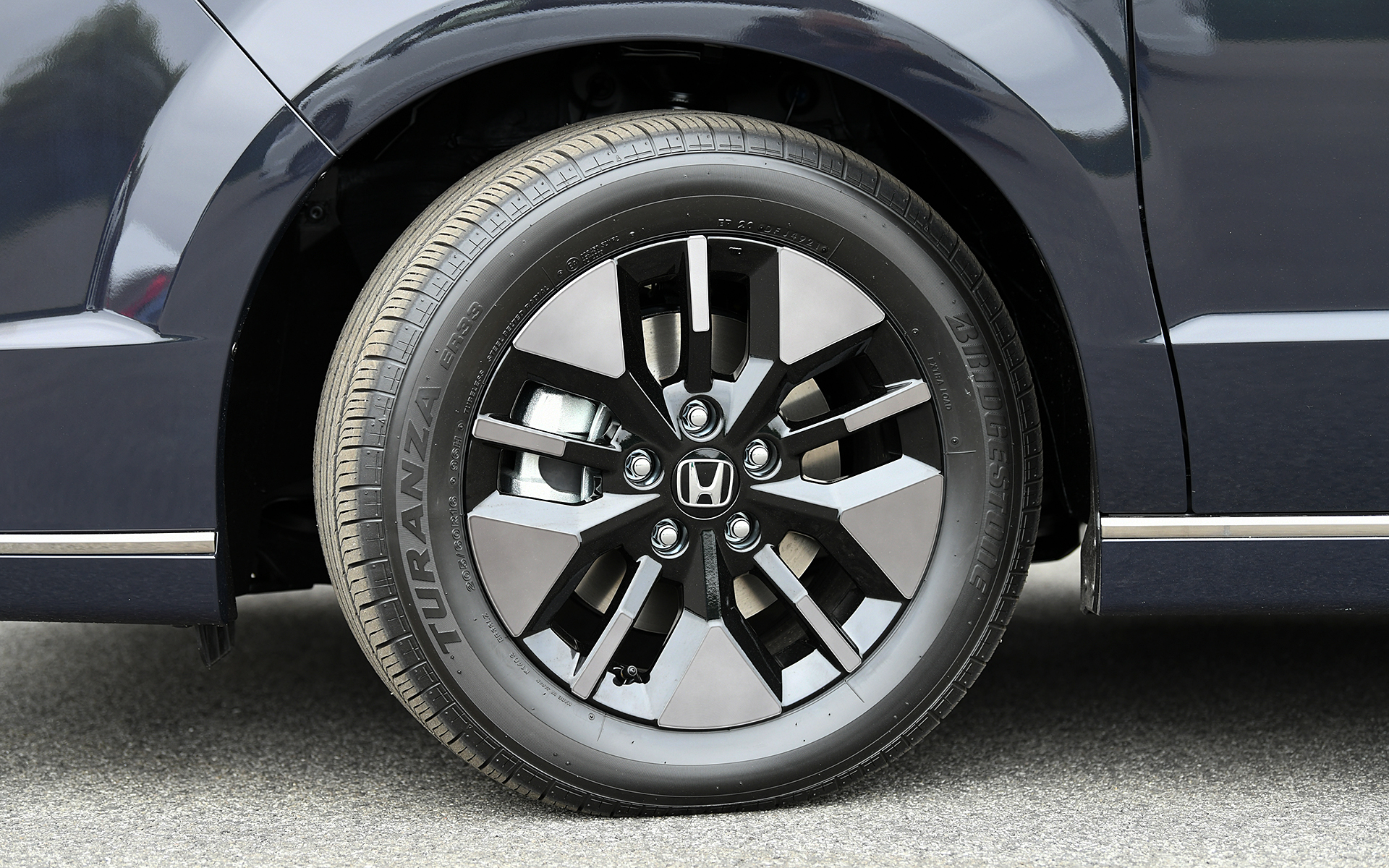 ハイブリッド車の装着タイヤはブリヂストンの「トランザ」でサイズは205/60R16