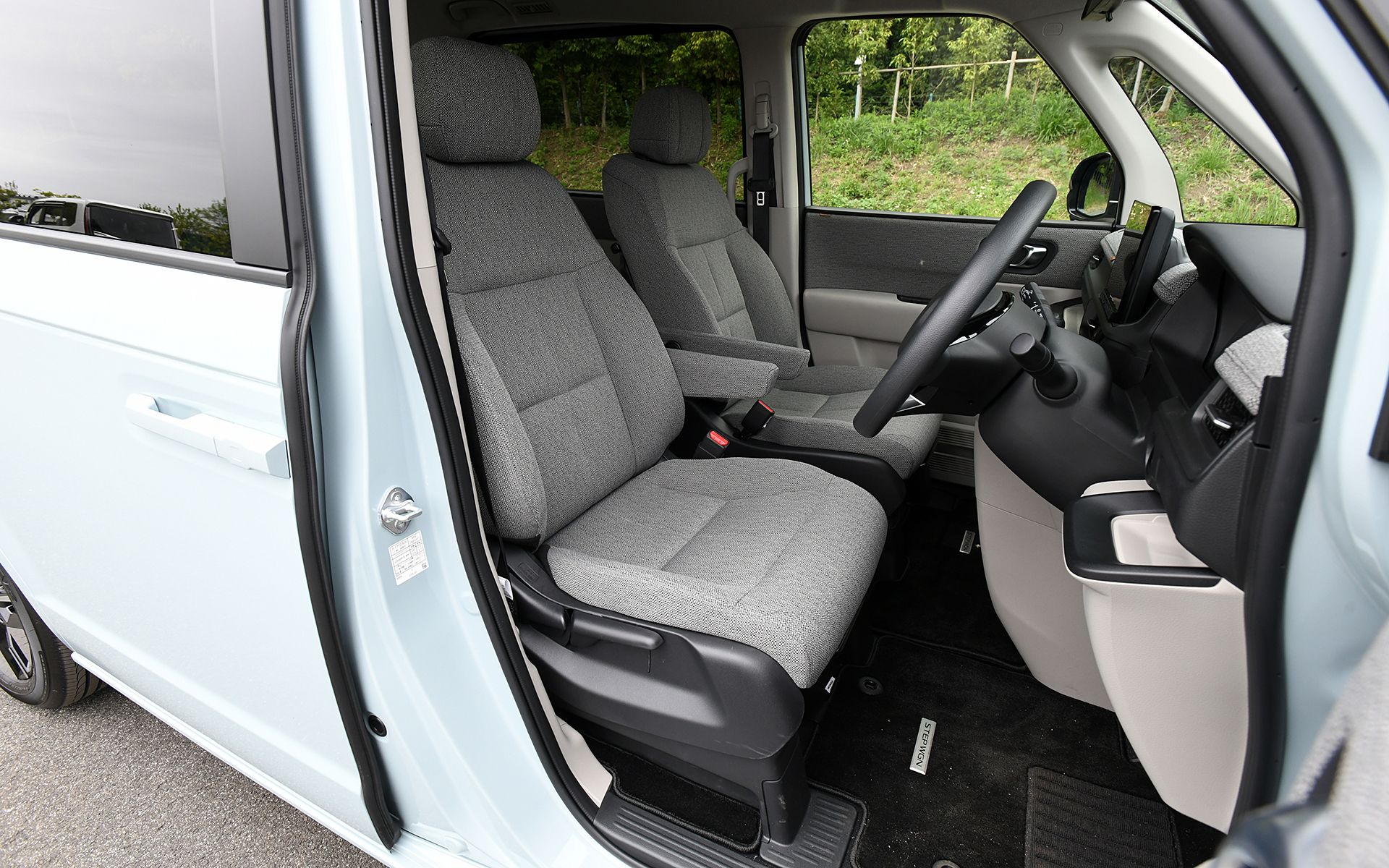 自然なドライビングポジションが取れる運転席