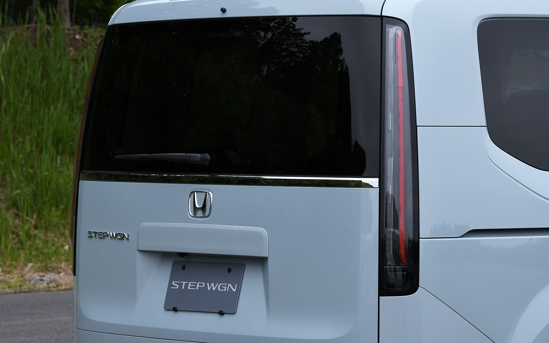 初代の面影のある縦長のテールランプを採用