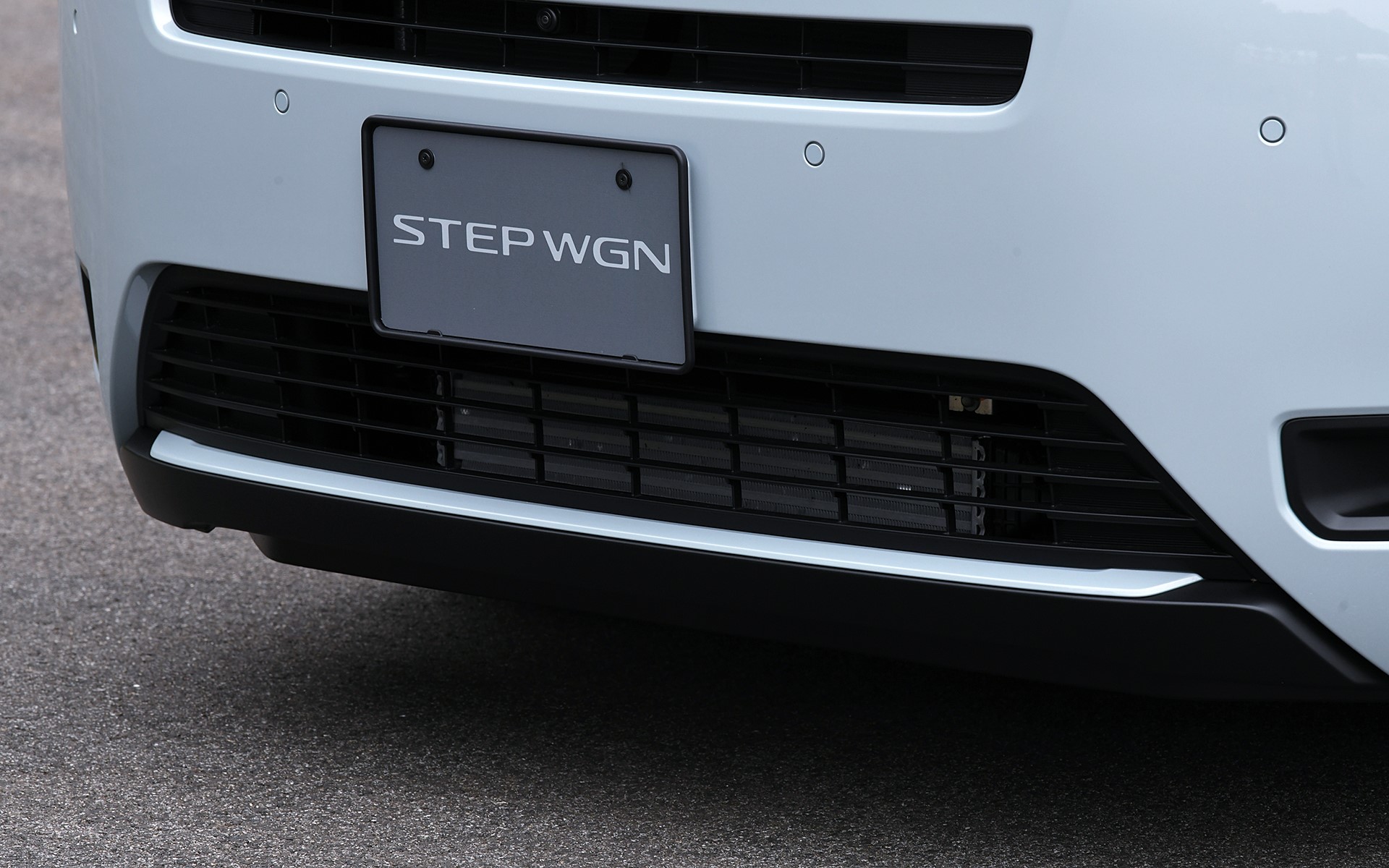 ガソリン車はフロント部にインタークーラーが見える