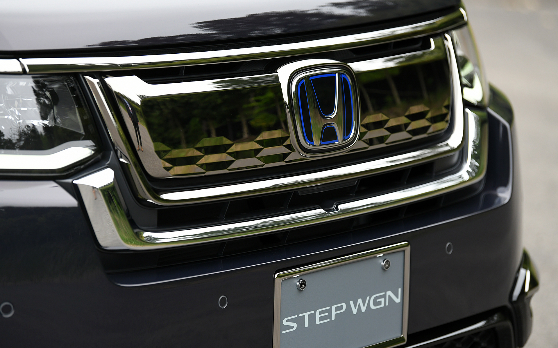 ダーククロームメッキのフロントグリル（6万3250円。プラチナクロームメッキは5万9400円）