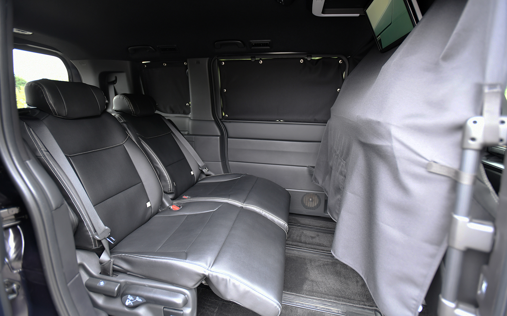 前席と2列目シートを分ける「セパレートカーテン（7700円）」と、後方の窓を遮光できる「プライバシーシェード（1万6500円）」を装着すれば没入感の高い簡易シアターができあがる