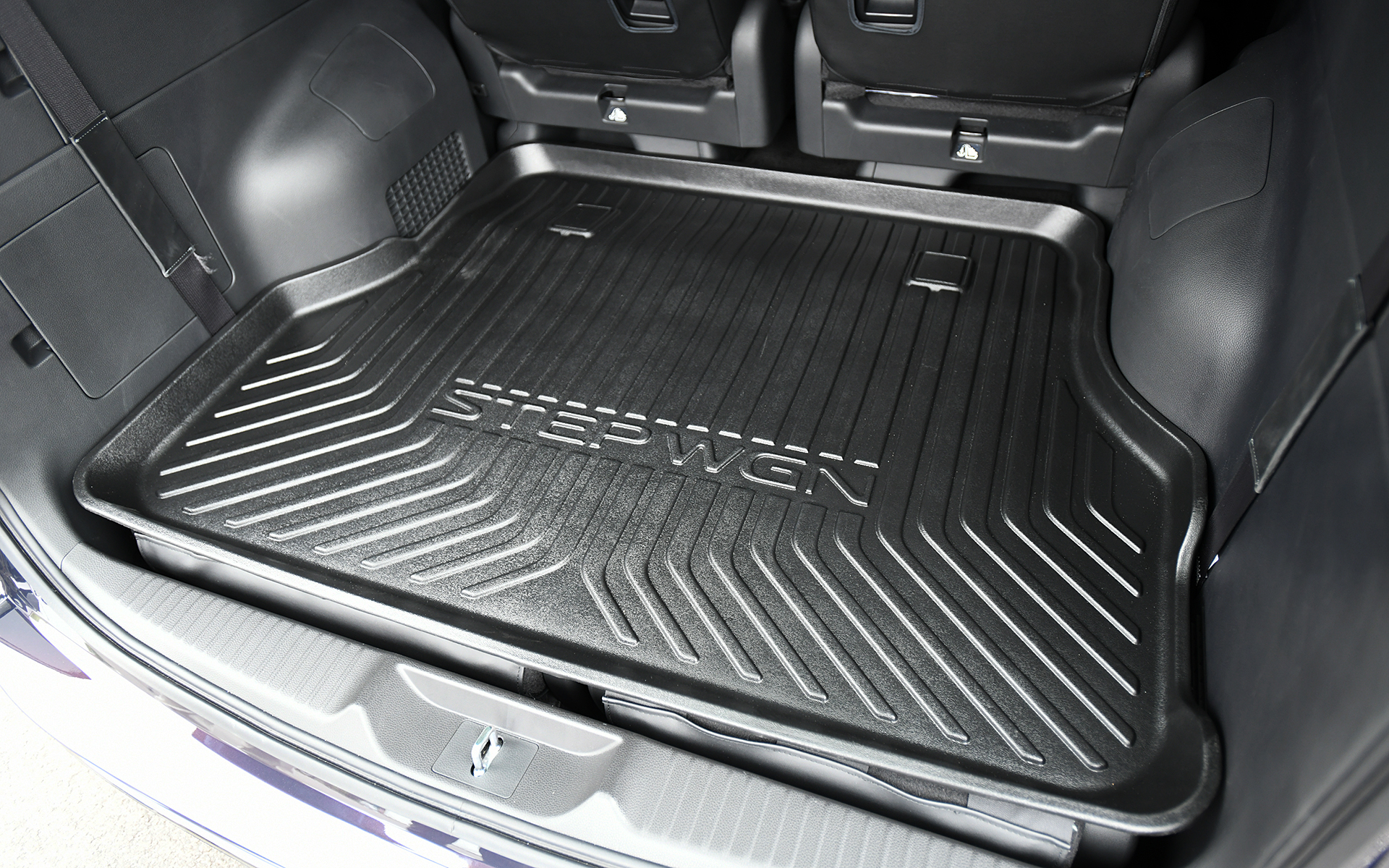 2列目シートがキャプテンシート用のラゲッジトレー（1万6500円）、2列目がベンチシートの場合は1万9800円となる