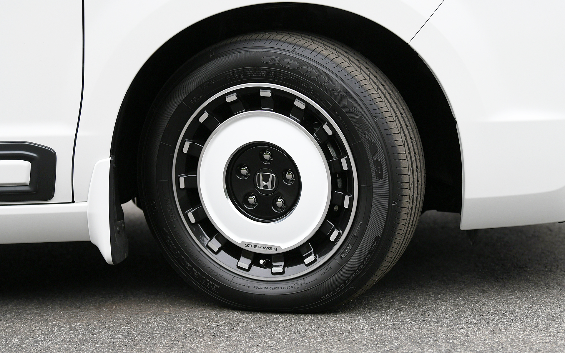 マルチカラー塗装の16インチアルミホイール「MS-046」（2万7500円/本）