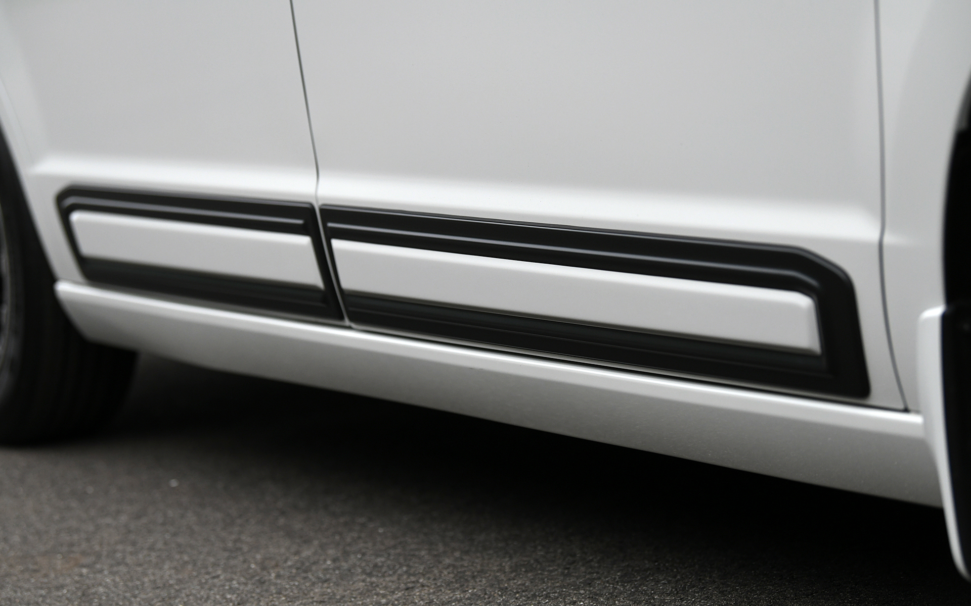 ボディにボリューム感を与える「ボディサイドモール」（5万9400円）