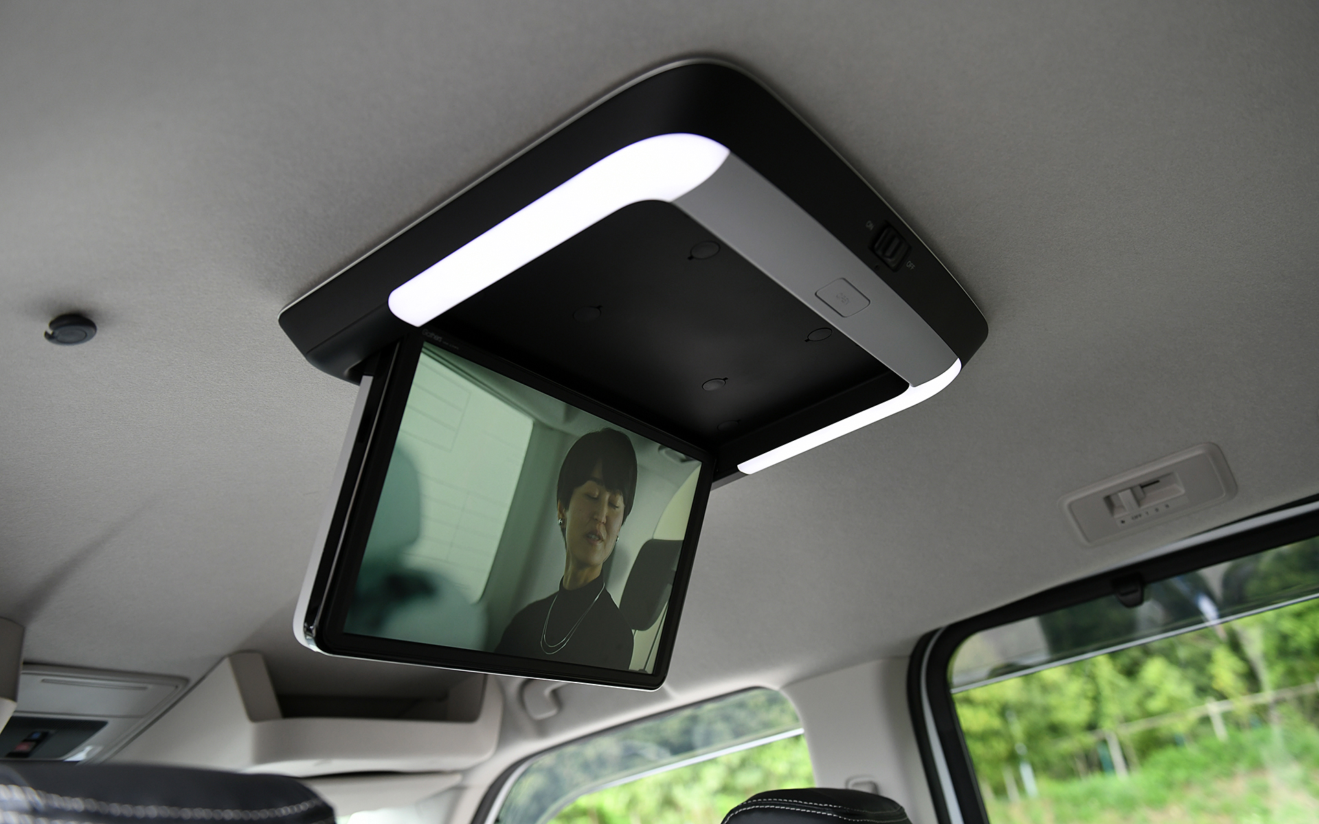 15.6インチのリア席モニター（13万5300円）、10.1インチのリア席モニター（7万1500円）も設定される