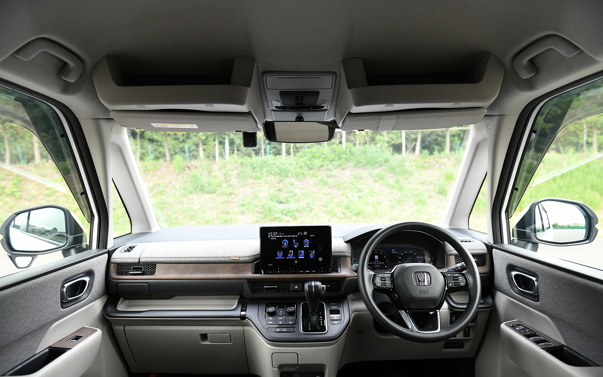 頭上のスペースを有効活用できる「大型ルーフコンソール（2万6400円）」は、ティッシュボックスを縦向きに入れ、下から1枚ずつ取り出せる穴も設けられている