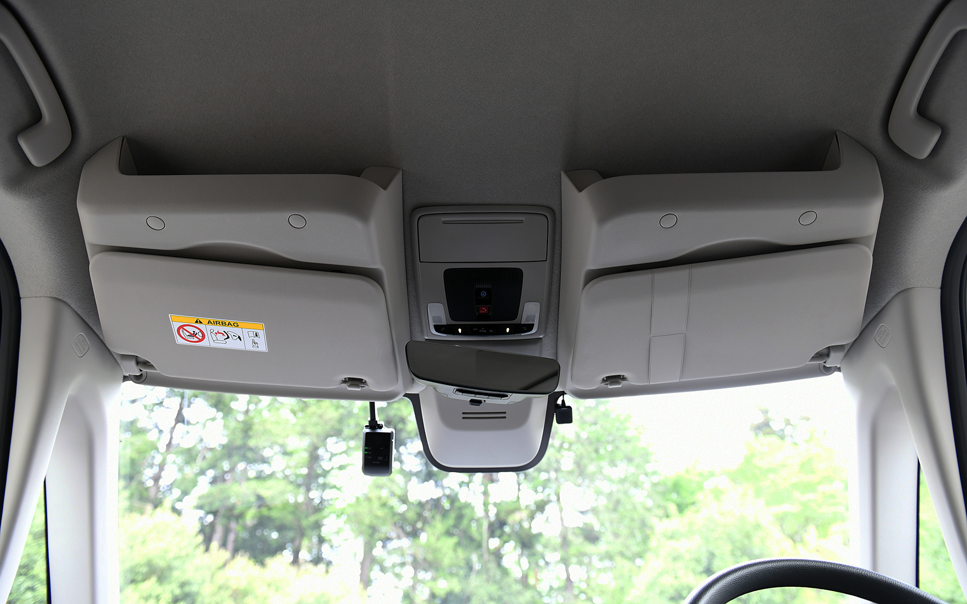 頭上のスペースを有効活用できる「大型ルーフコンソール（2万6400円）」は、ティッシュボックスを縦向きに入れ、下から1枚ずつ取り出せる穴も設けられている