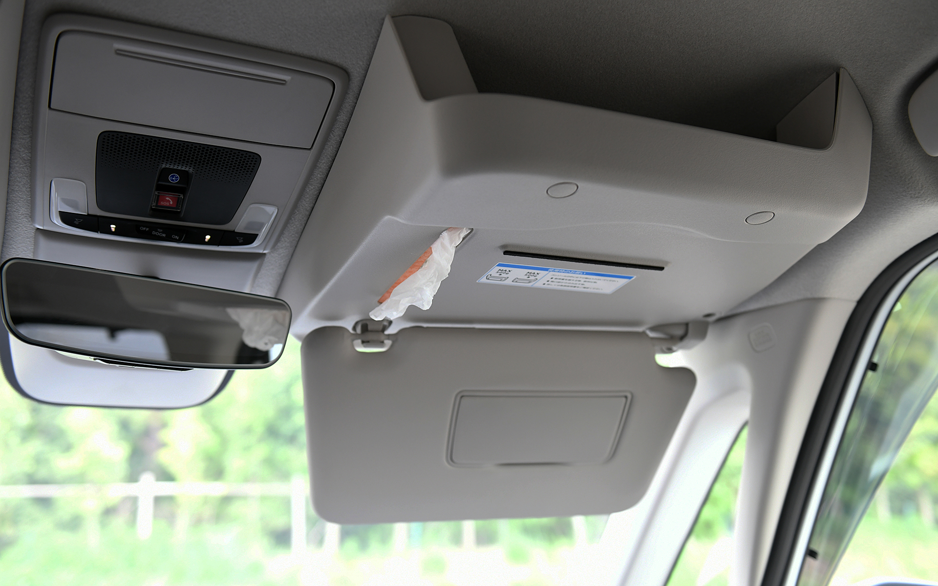 頭上のスペースを有効活用できる「大型ルーフコンソール（2万6400円）」は、ティッシュボックスを縦向きに入れ、下から1枚ずつ取り出せる穴も設けられている