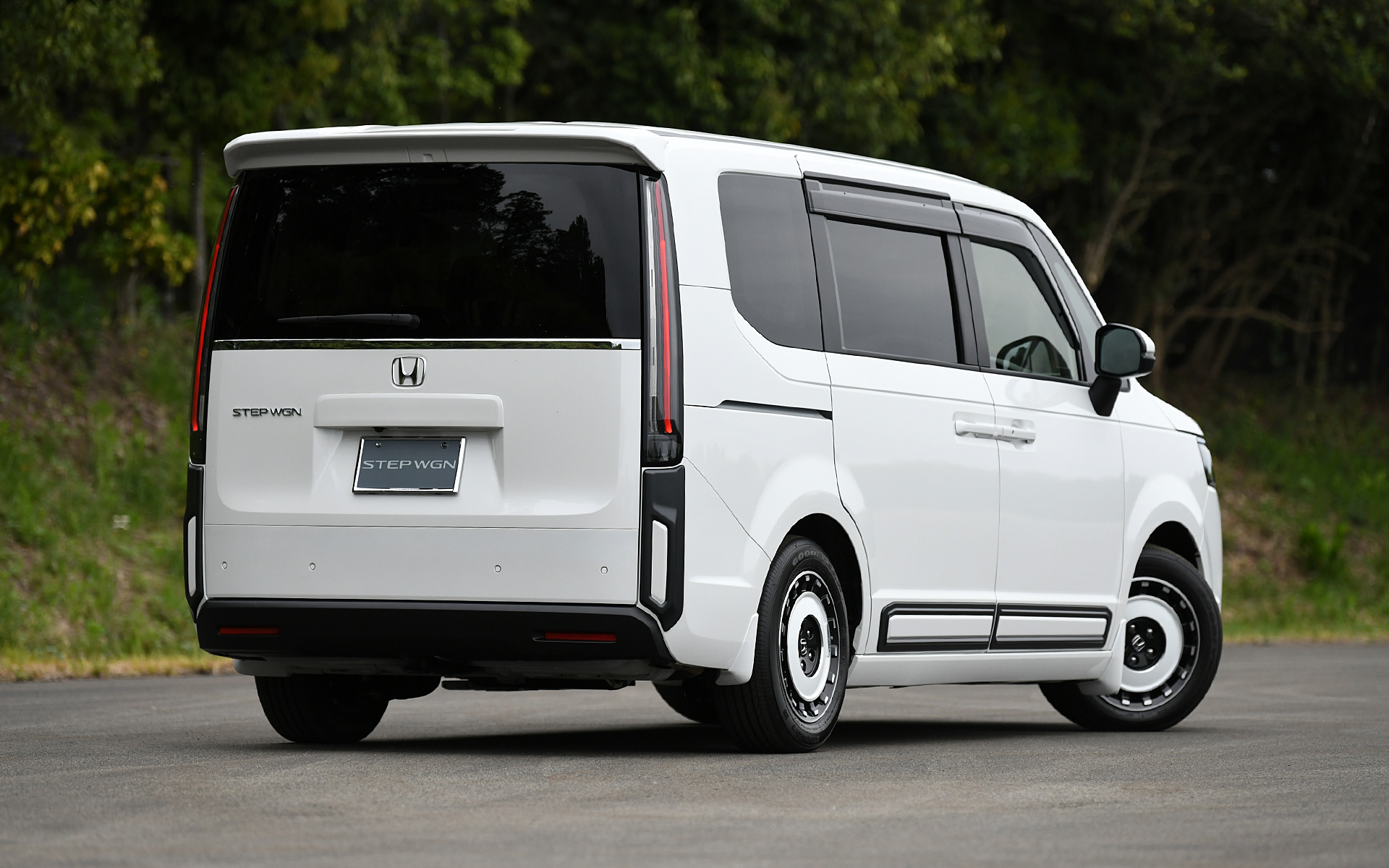 リアエンドの左右には「リアコーナーガーニッシュ（2万9700円）」を、リアゲートの上部には「テールゲートスポイラー（4万1800円）」を装着