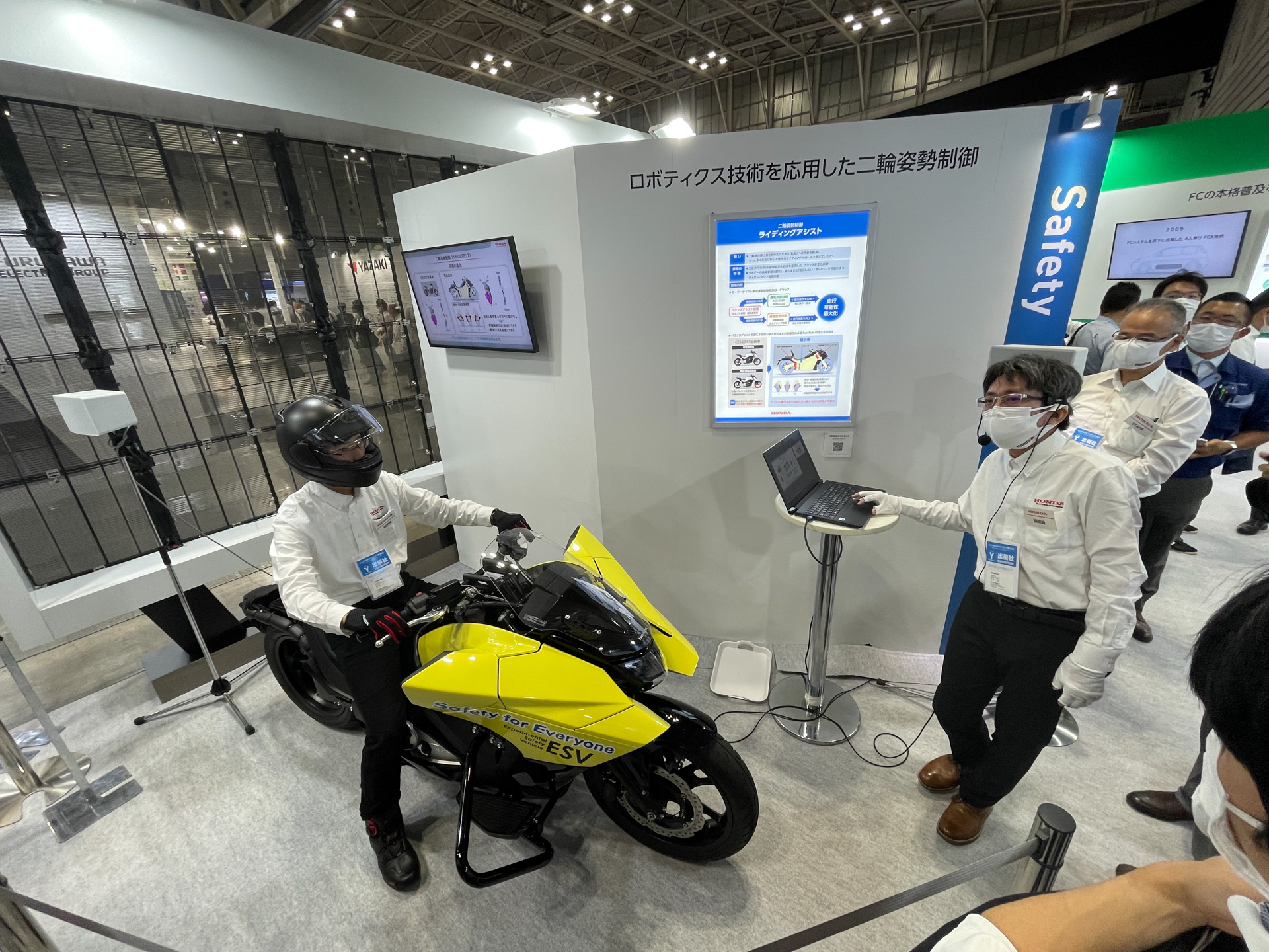 コンパクトな展示スペースの中で、バイクが自立する様子を公開している