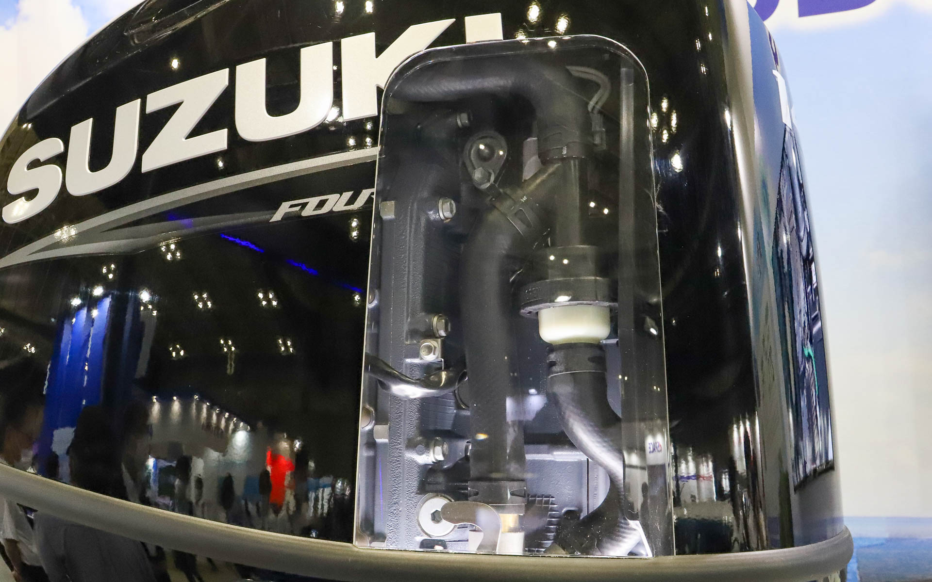 エンジンの冷却用に海水をくみ上げると、海水に含まれていた海洋マイクロプラスチックを回収できるフィルターの装置が取り付けられている。回収できるのは船外機の下部の穴を通るくらいの小さいものとなるが、魚などの生物が誤飲しやすいサイズでもある