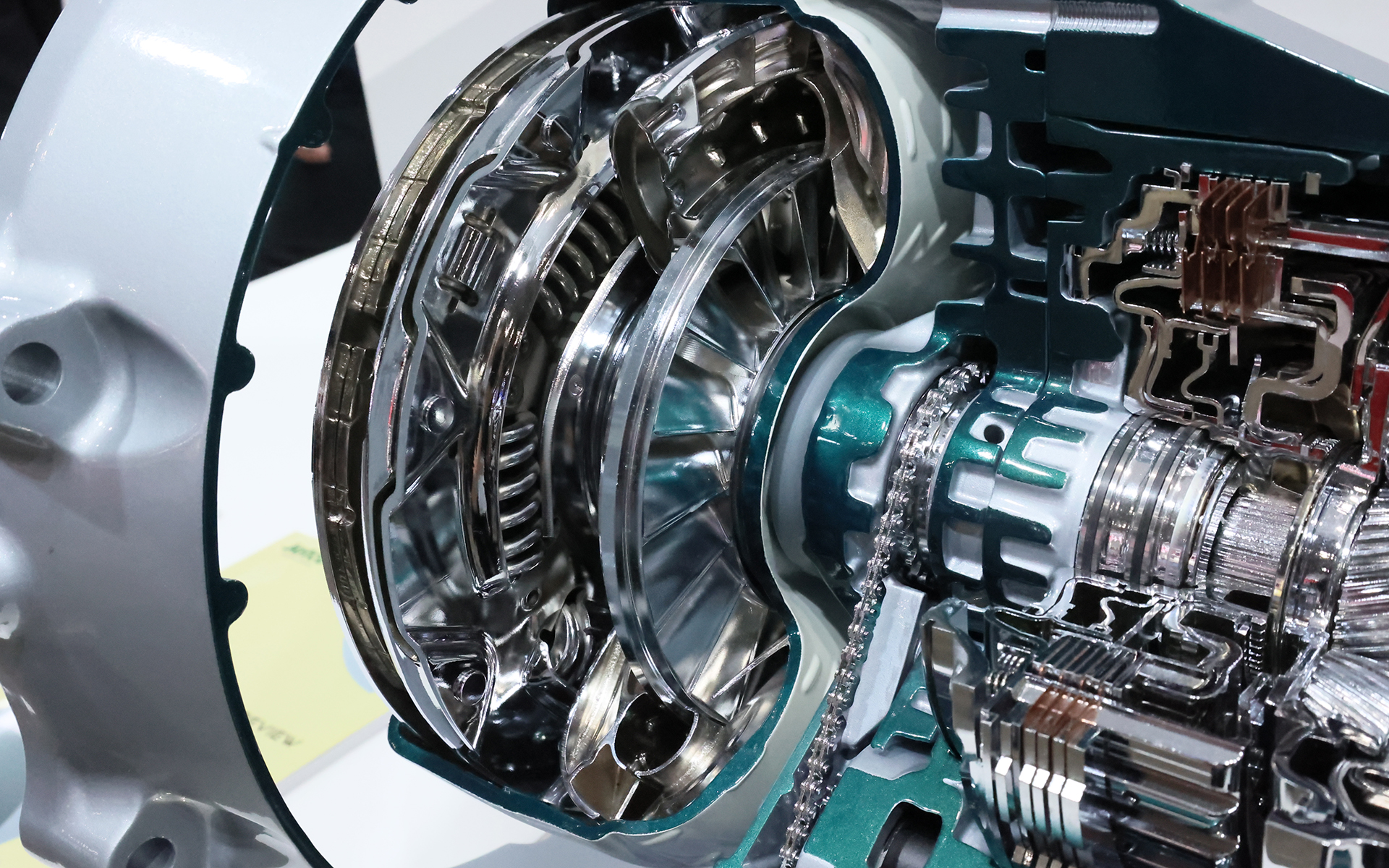 トルクコンバーターはジヤトコ初のペンデュラムダンパー付き。振り子のような構造で衝撃を吸収する。また、粘度の低いATFを採用したため、コンバーターの羽の形状などは低粘度ATFに合わせたものとした