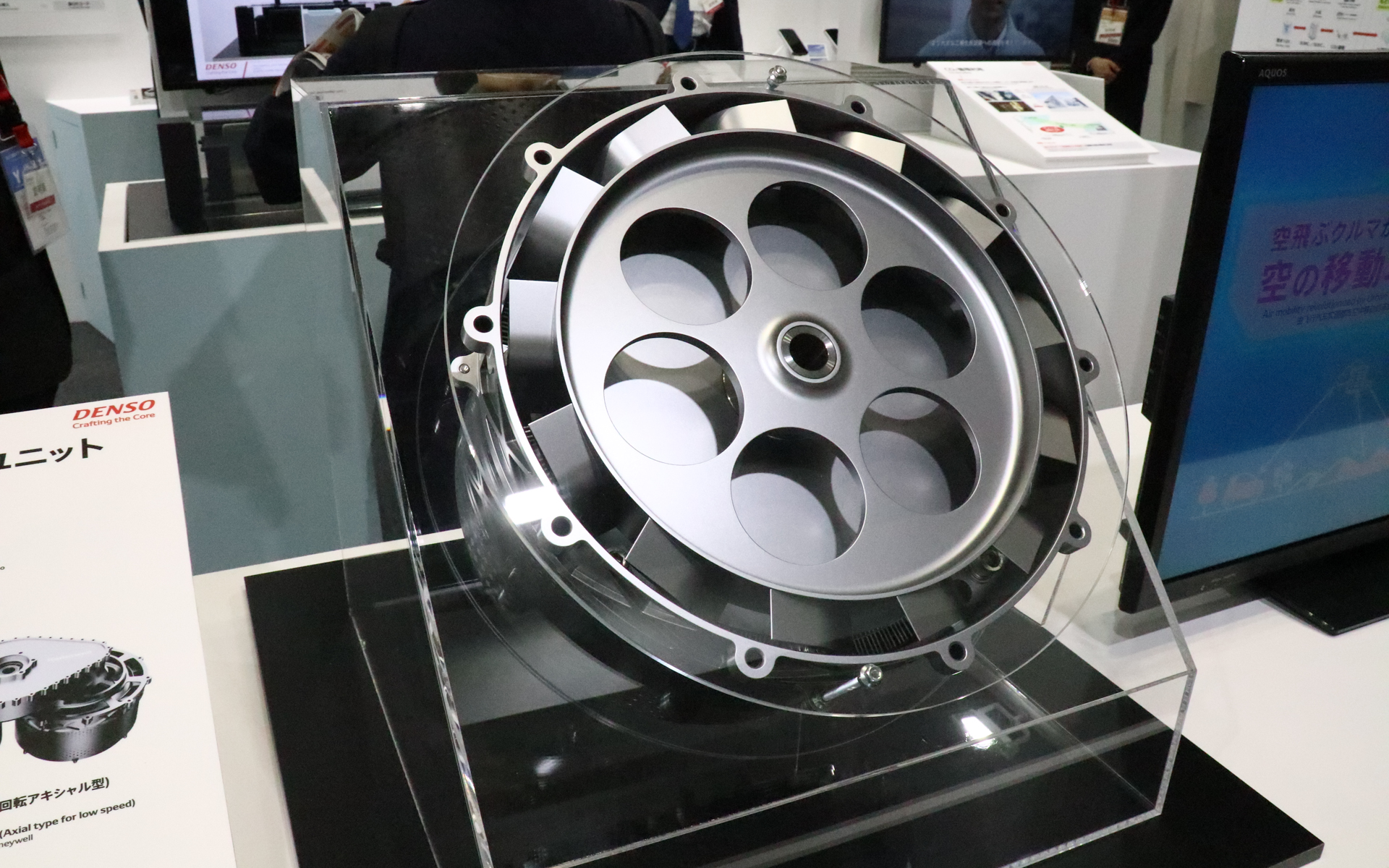 デンソーが展示した「空飛ぶクルマ用の電動推進ユニット」