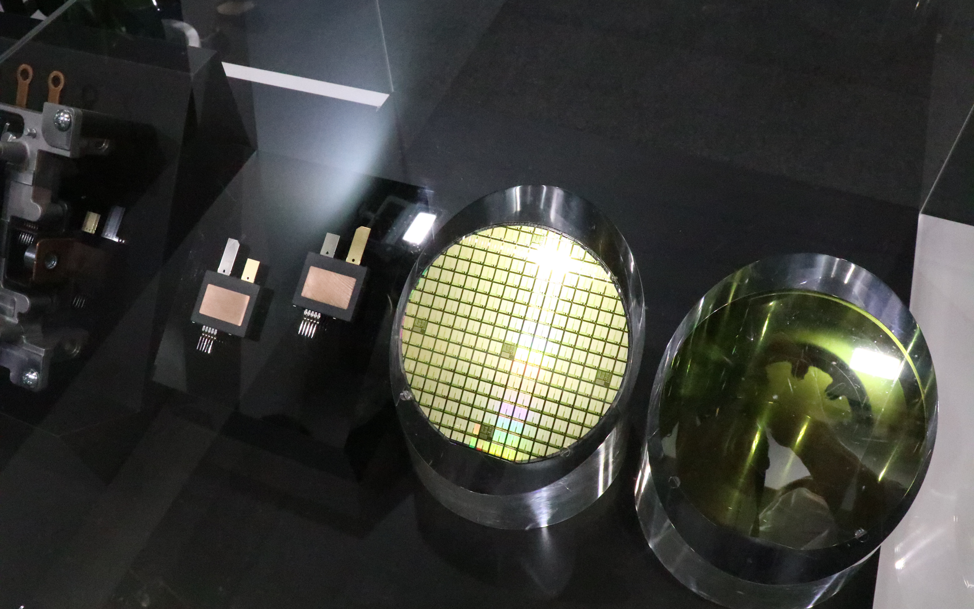 トヨタ・MIRAIに搭載されるSiC材料を用いたパワー半導体