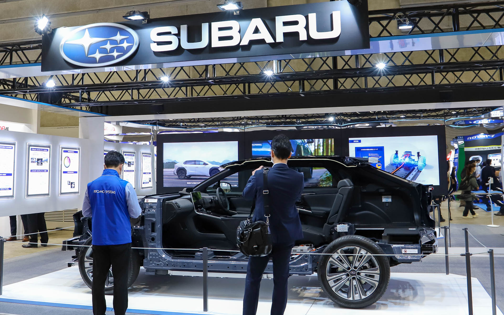 スバルは「人とくるまのテクノロジー展2022 YOKOHAMA」に新型BEV「ソルテラ」のカットモデルを展示