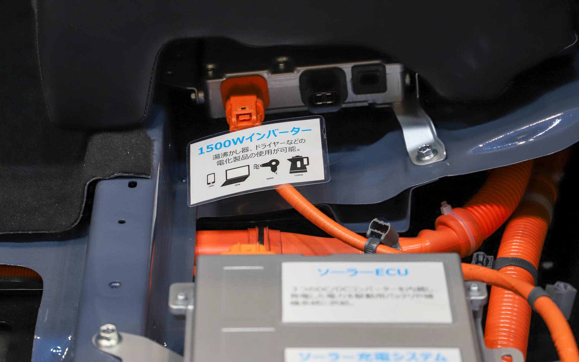 新型ソルテラのカットモデルには、要所ごとに説明文が貼られている