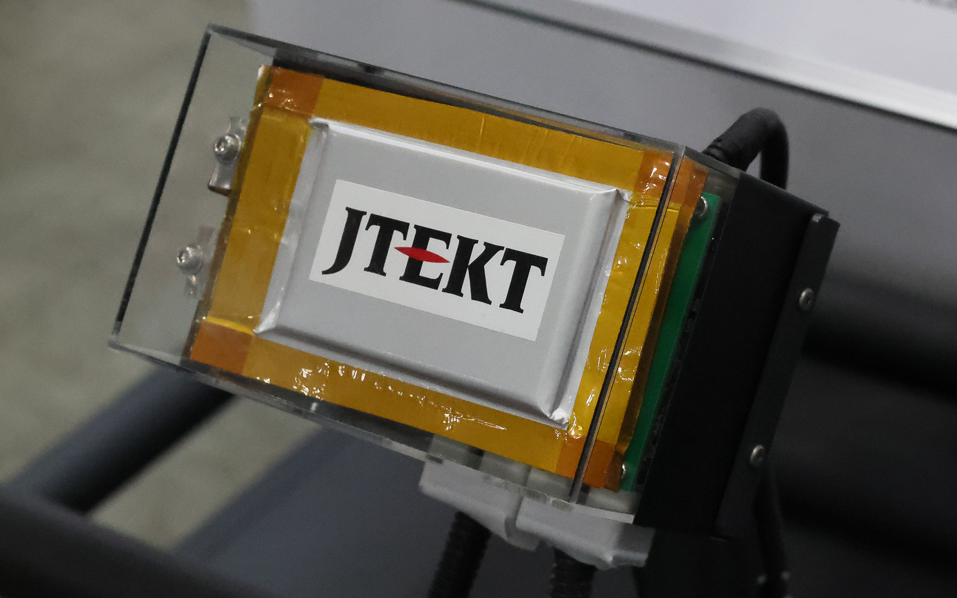 クルマ側の電源が消失しても操舵機能が失われないよう専用のバックアップ電源がシステムに組み込まれる