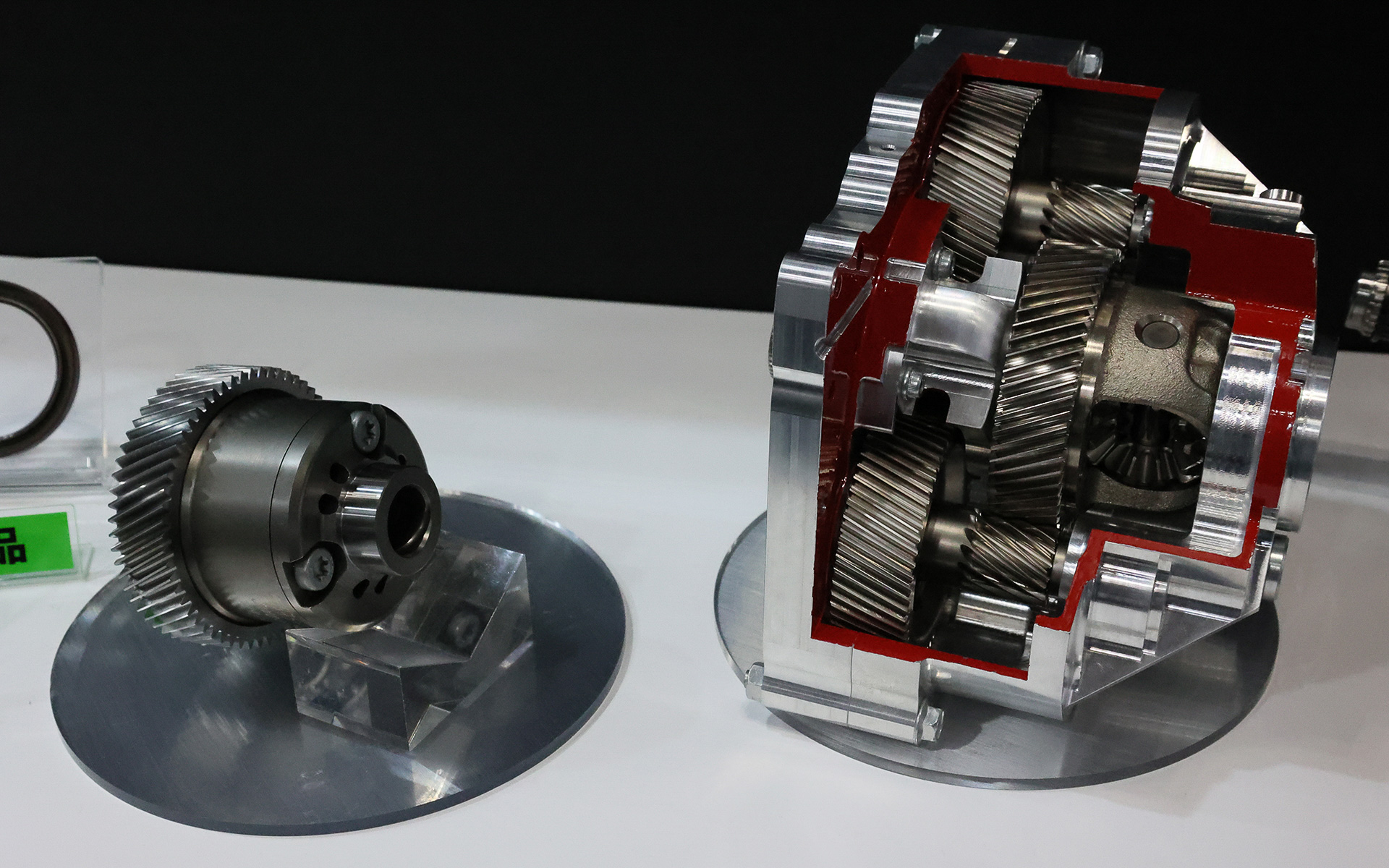 右にあるのがケース内に収まっているオープンデフで、このスペースに収まるように作られた。Bセグメントまで対応するという