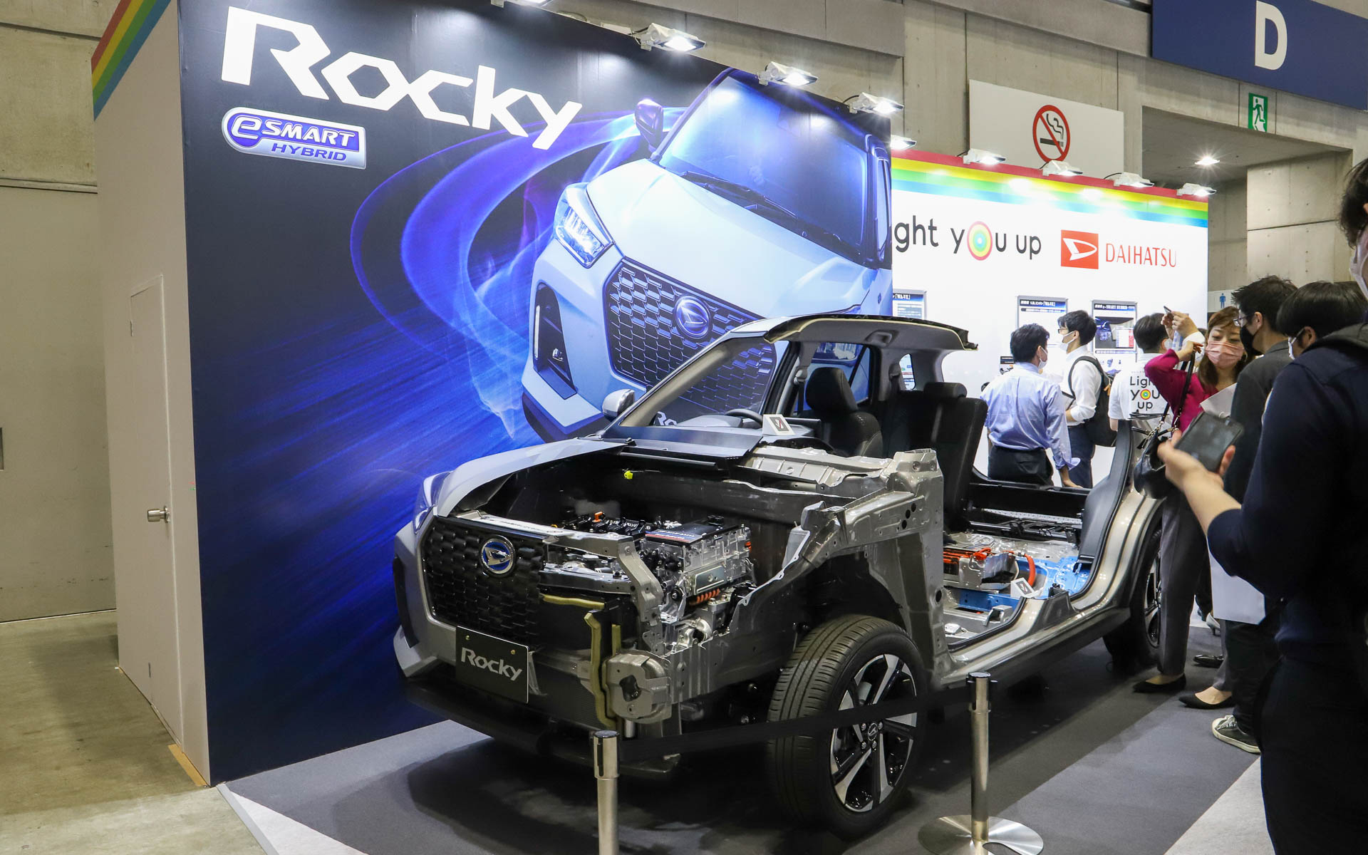 新開発のハイブリッドシステム「e-SMART HYBRID」を搭載する「ロッキー」のカットモデルを展示するダイハツブース