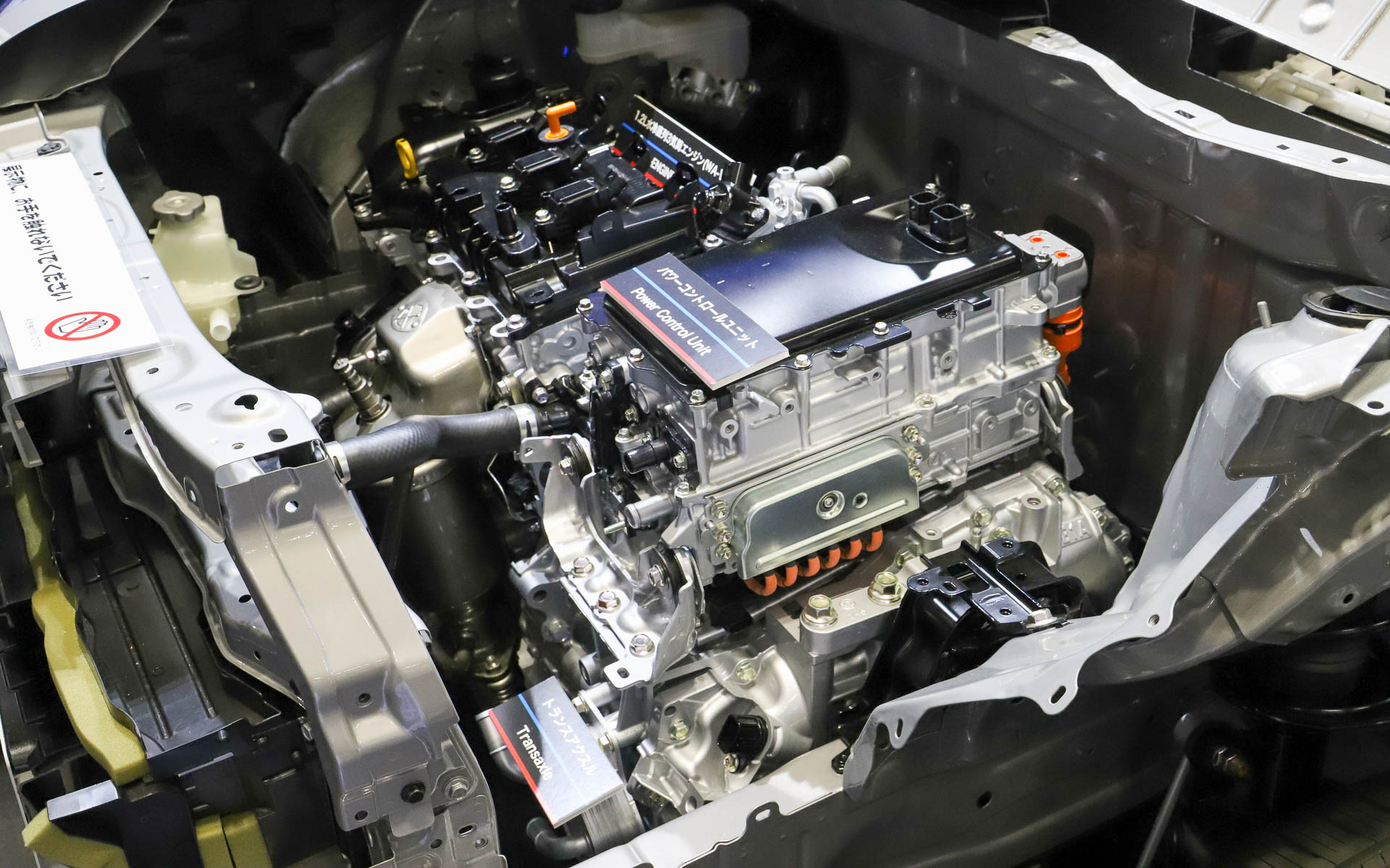 ロッキー ハイブリッドのカットモデルは、東京本社の1階に2週間ほど展示されたのみということなので、公開はほぼ初めてに近いとのこと