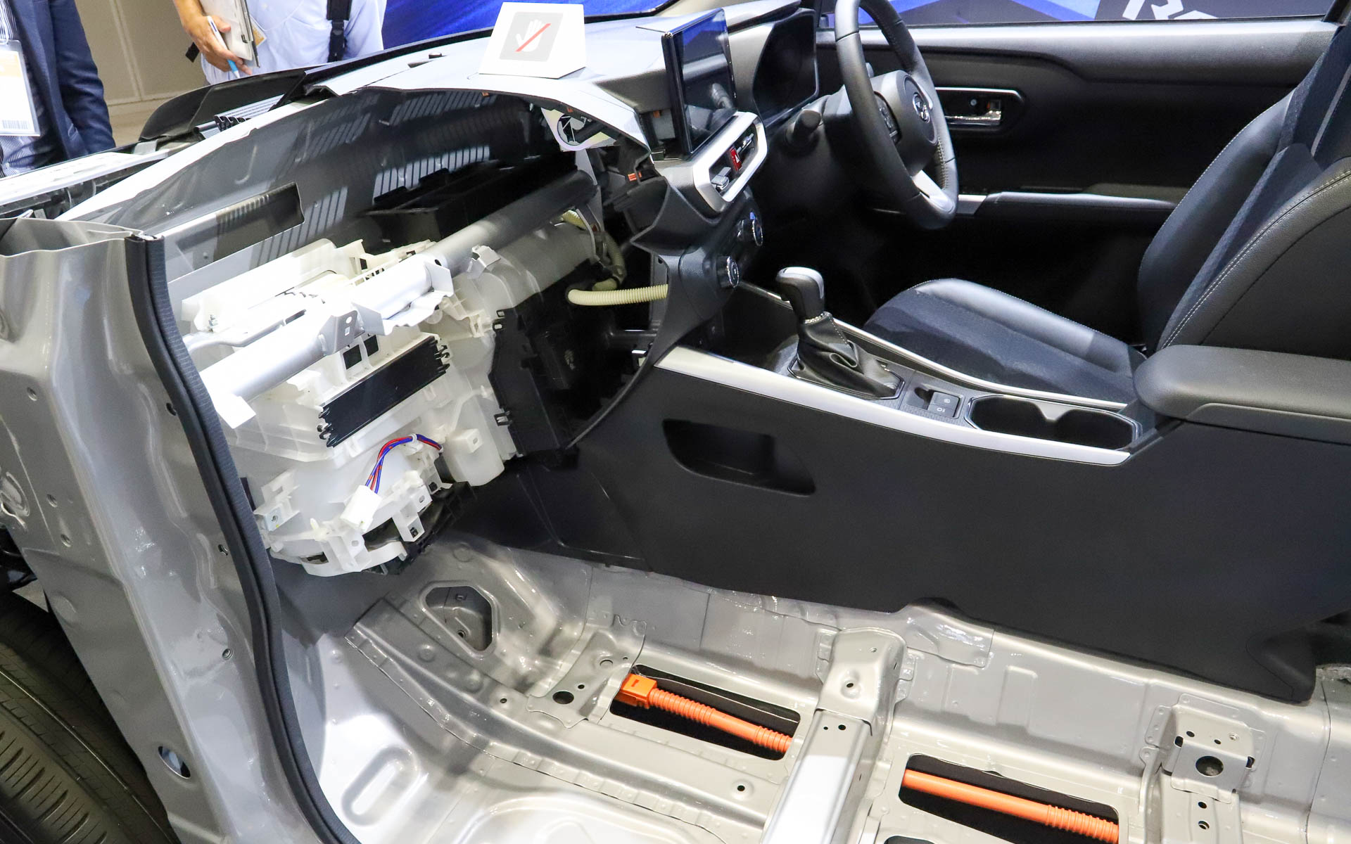 ロッキー ハイブリッドのカットモデルは、東京本社の1階に2週間ほど展示されたのみということなので、公開はほぼ初めてに近いとのこと